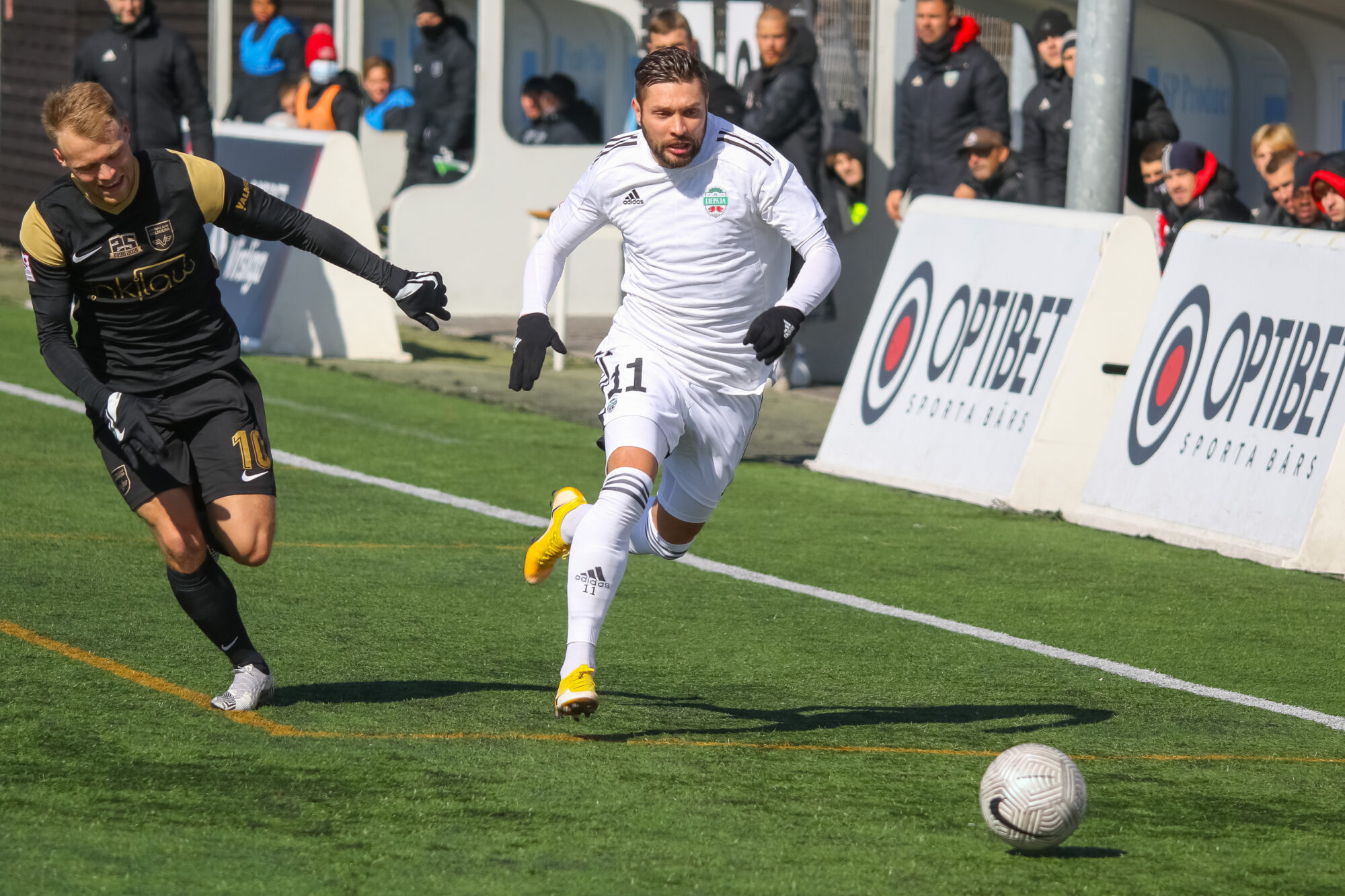 Pirmoreiz šajā sezonā spēli no vietām stadiona iekšienē, nevis aiz žoga, drīkstēs vērot skatītāji