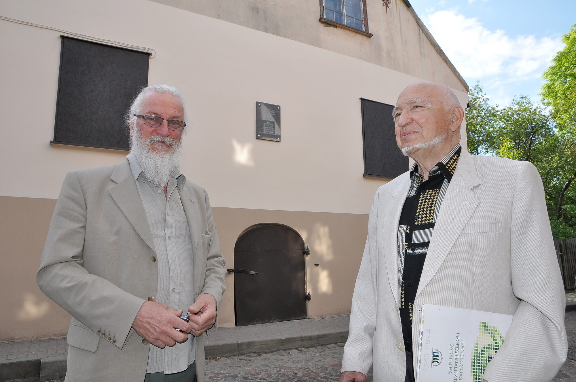 Kungu ielā uzstāda jaunu piemiņas plāksni Zviedrijas karalim