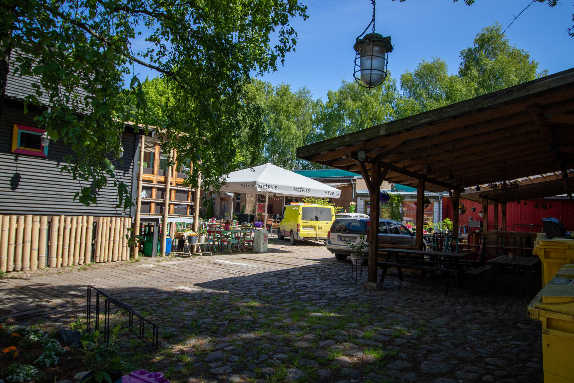 Vai atkal tukšs un kluss būs Fonteina pagalmā?
