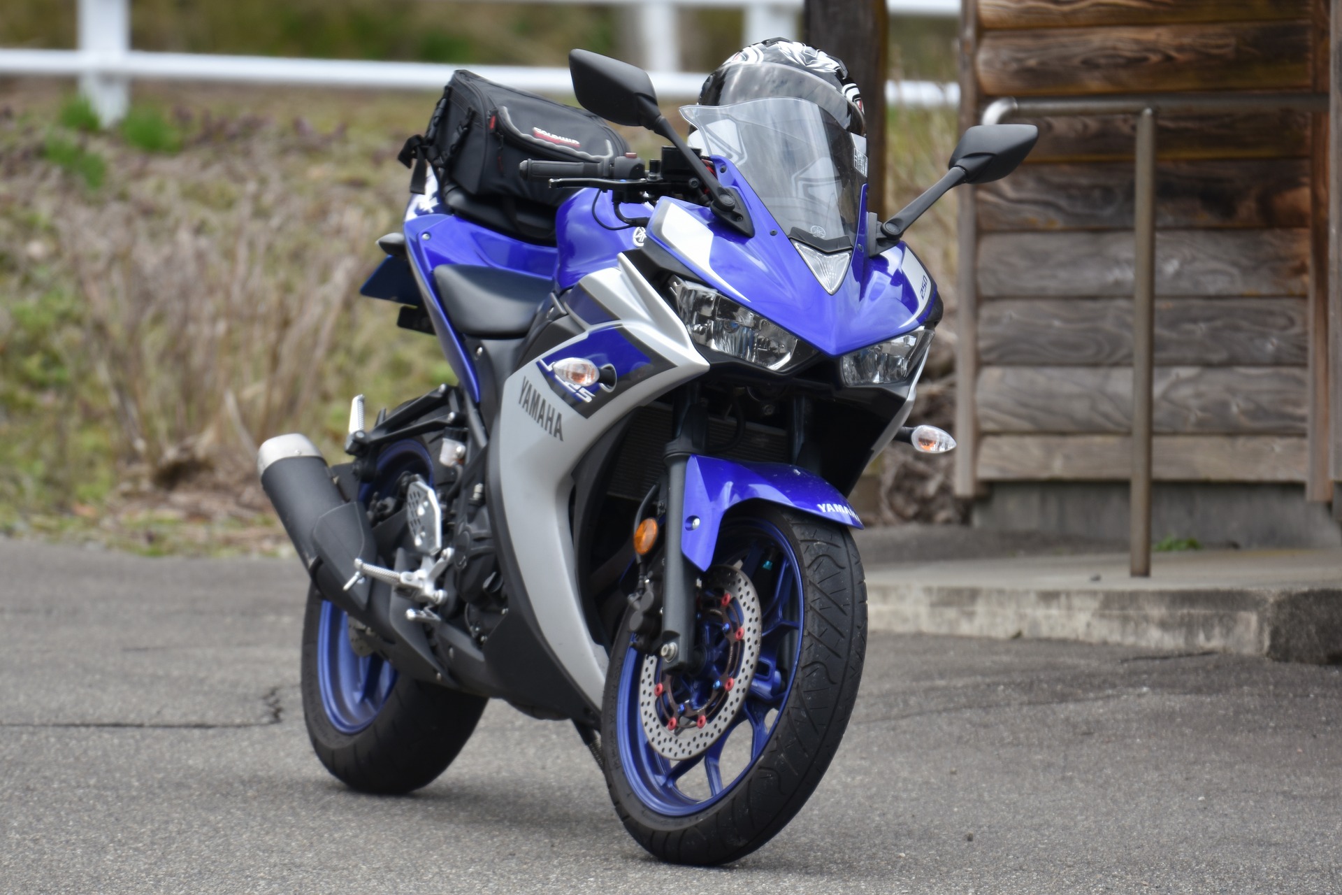 Dzērumā bez tiesībām un ķiveres vada motociklu