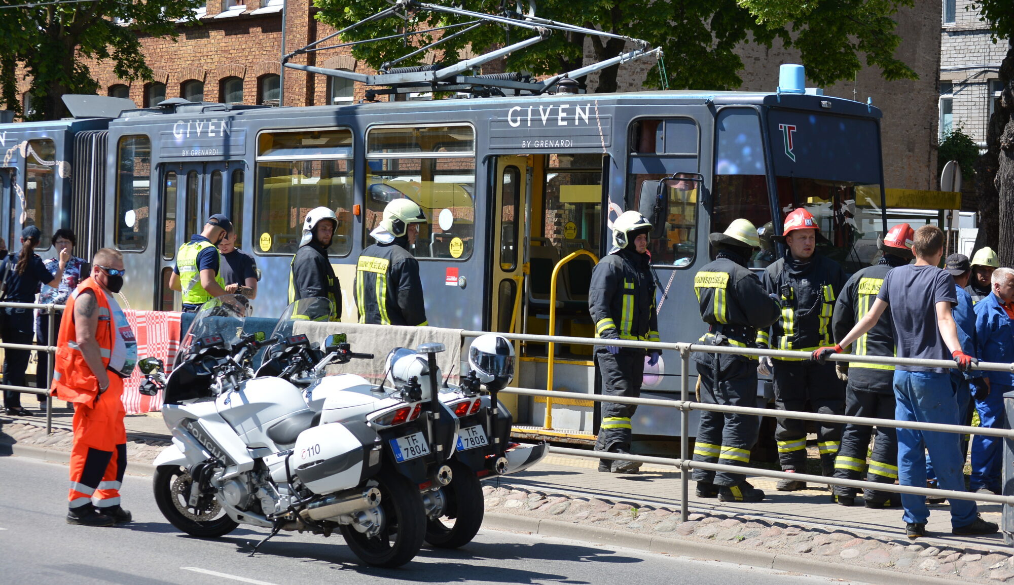 Zem tramvaja pakļūst un iet bojā jauniete