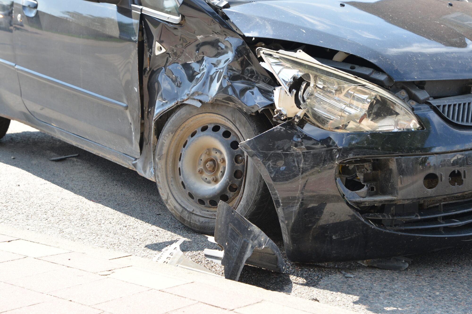 Zirņu ielā divu auto sadursmē cieš vīrietis