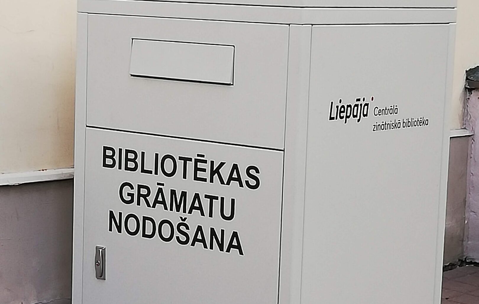 Pie Liepājas pilsētas Centrālās zinātniskās bibliotēkas uzstādīta grāmatu nodošanas iekārta