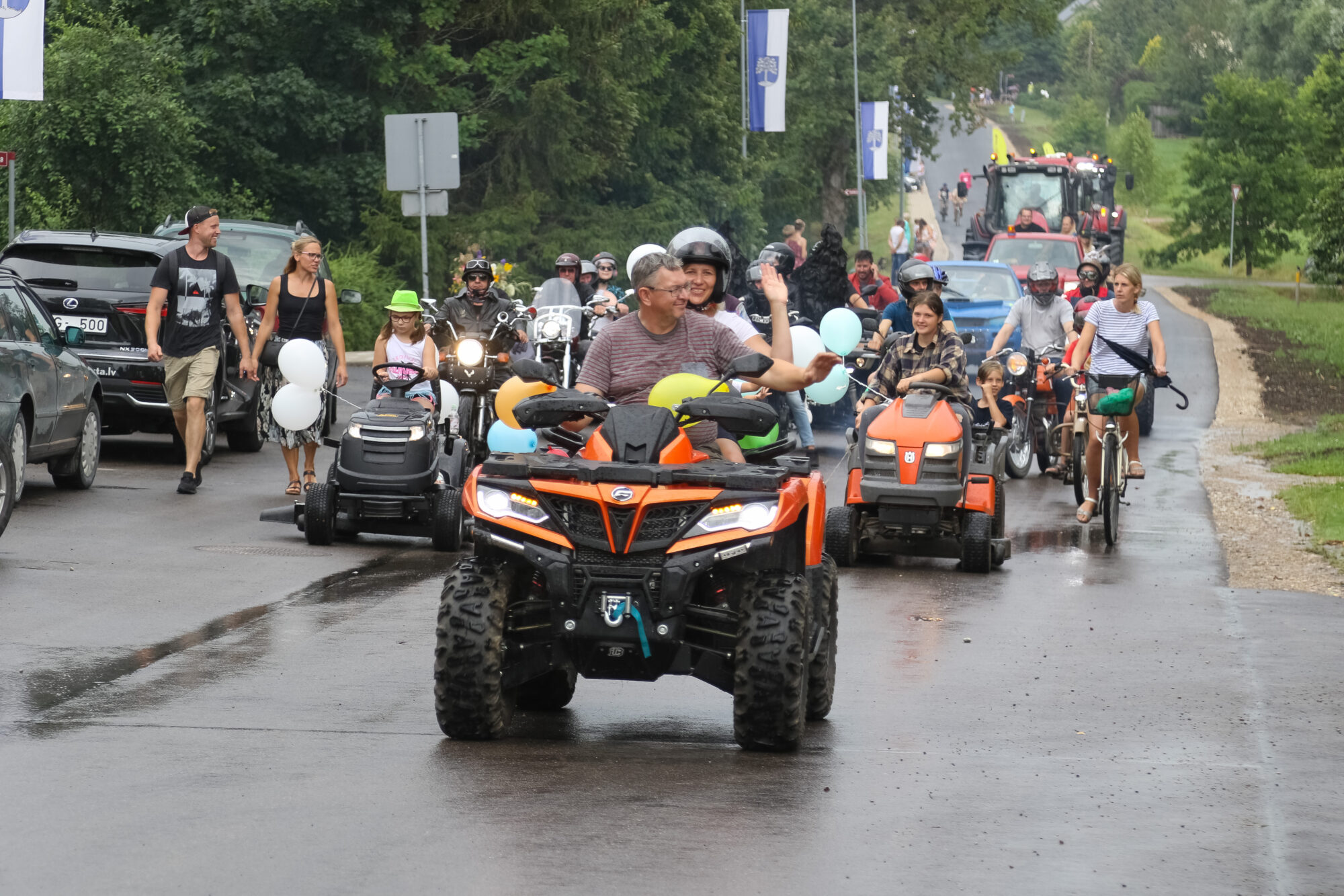 Durbes Raiņa ielu iesvēta ar auto parādi