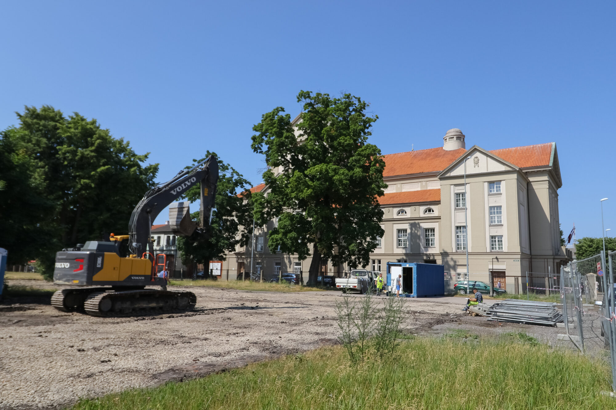 Rudenī uz teātri pa dubļiem nebūs jābrien. Sākušies Skolas ielas rekonstrukcijas darbi