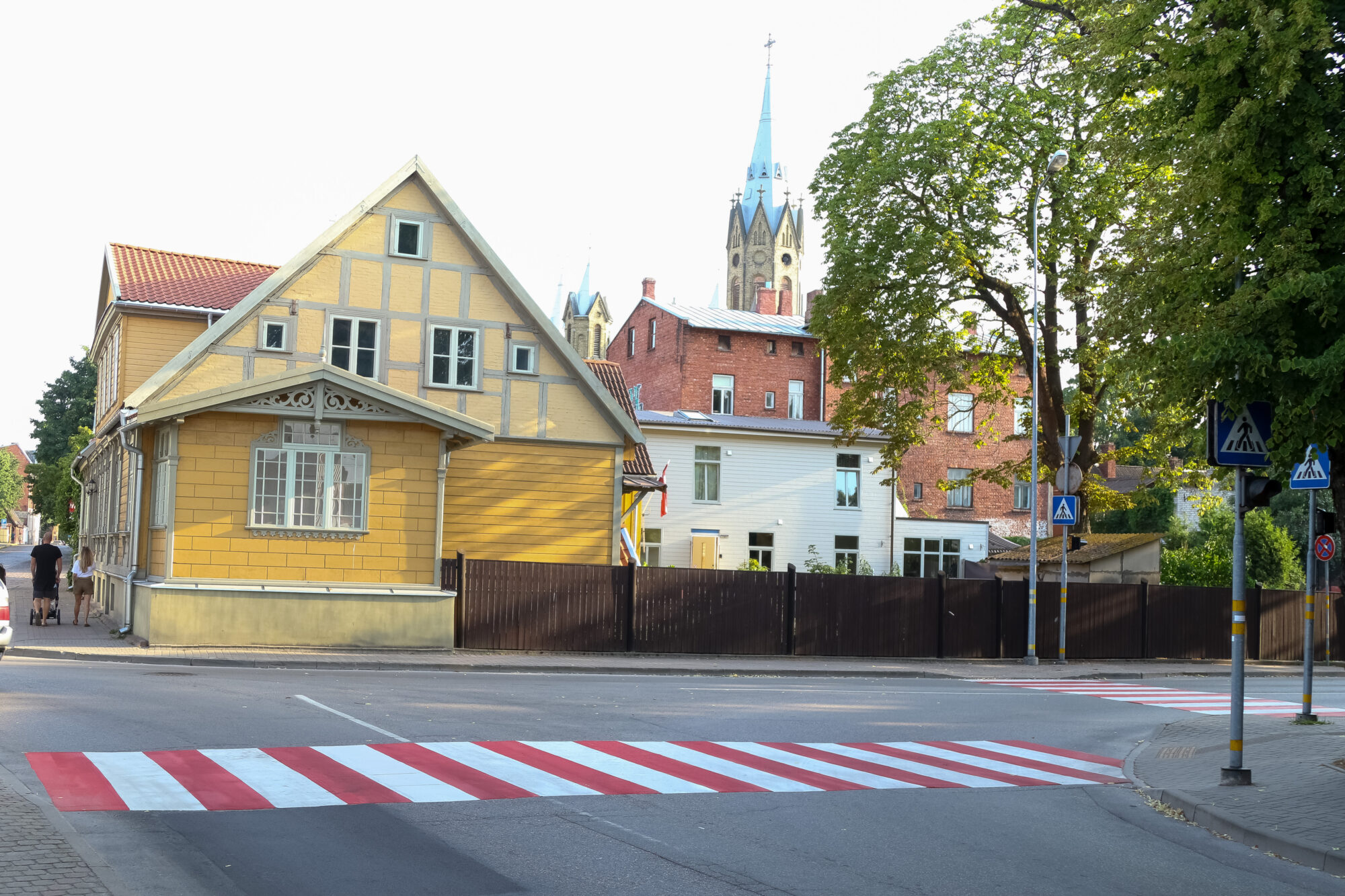 Pilsētas centrā izmēģina baltsarkanas zebras