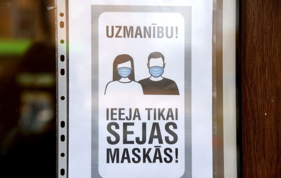 Ministrijas rosina diskutēt par stingrākām prasībām pret Covid-19 nevakcinētajiem