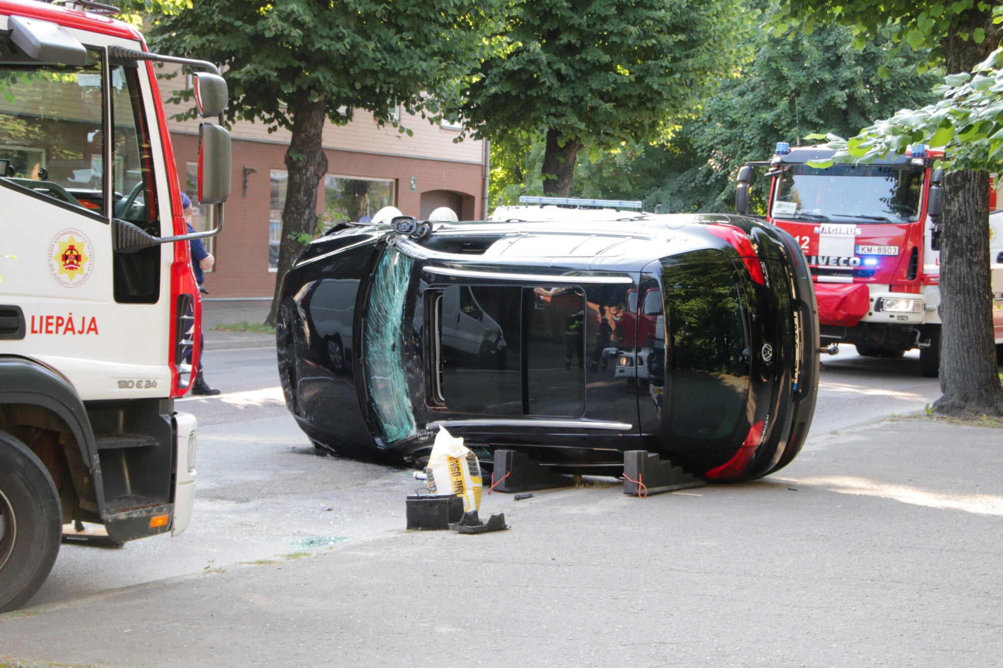 Raiņa ielā apgāžas auto, cietis cilvēks