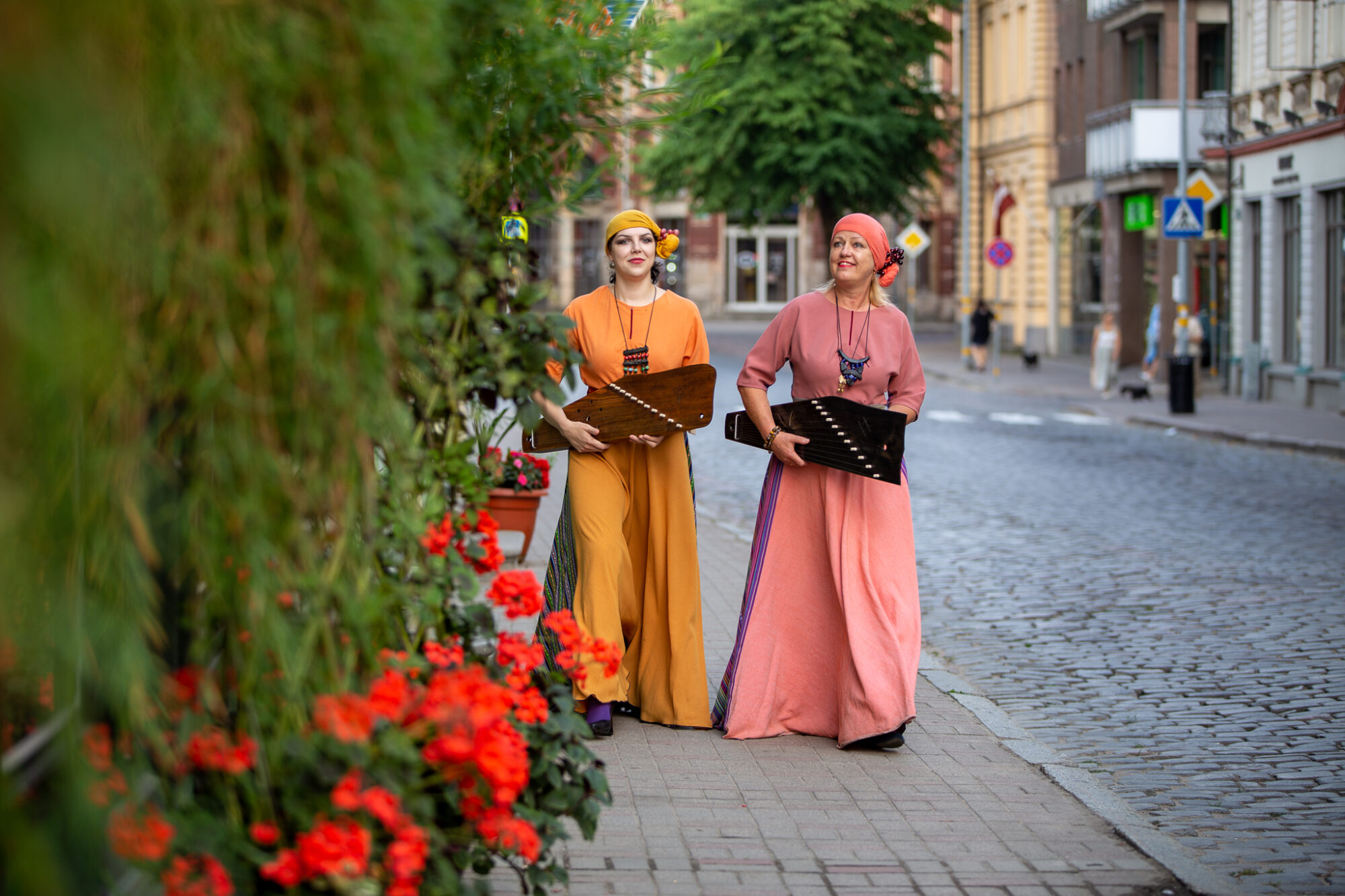 Kultūras namā “Wiktorija” folkmūzikas koncertu sniegs mūziķes Diāna Logina un Igeta Ozoliņa