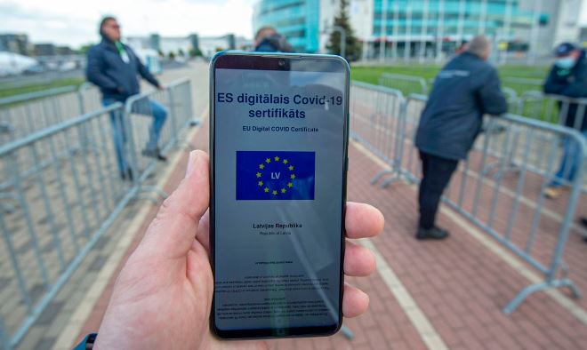 Pēc papīra kovidsertifikātiem liels pieprasījums
