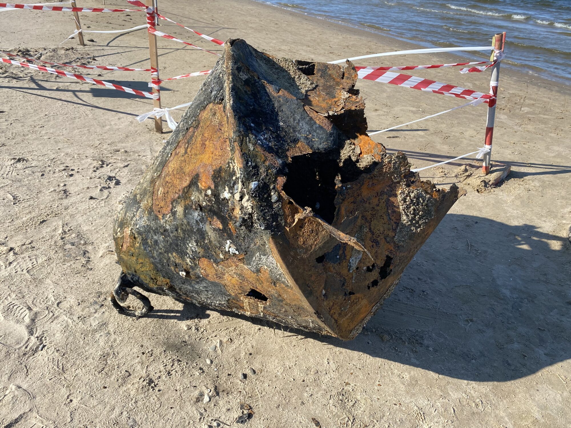 Jūru pie Karostas pludmales atbrīvo no bīstamām bojām, cietušais zēns atveseļojas