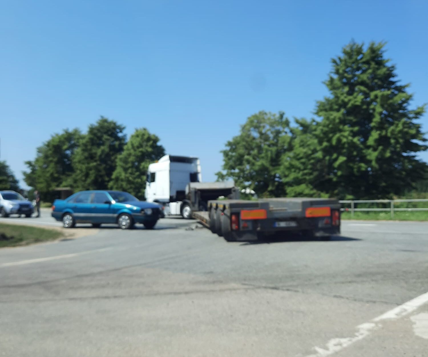 Grobiņā saduras kravas un vieglā automašīna