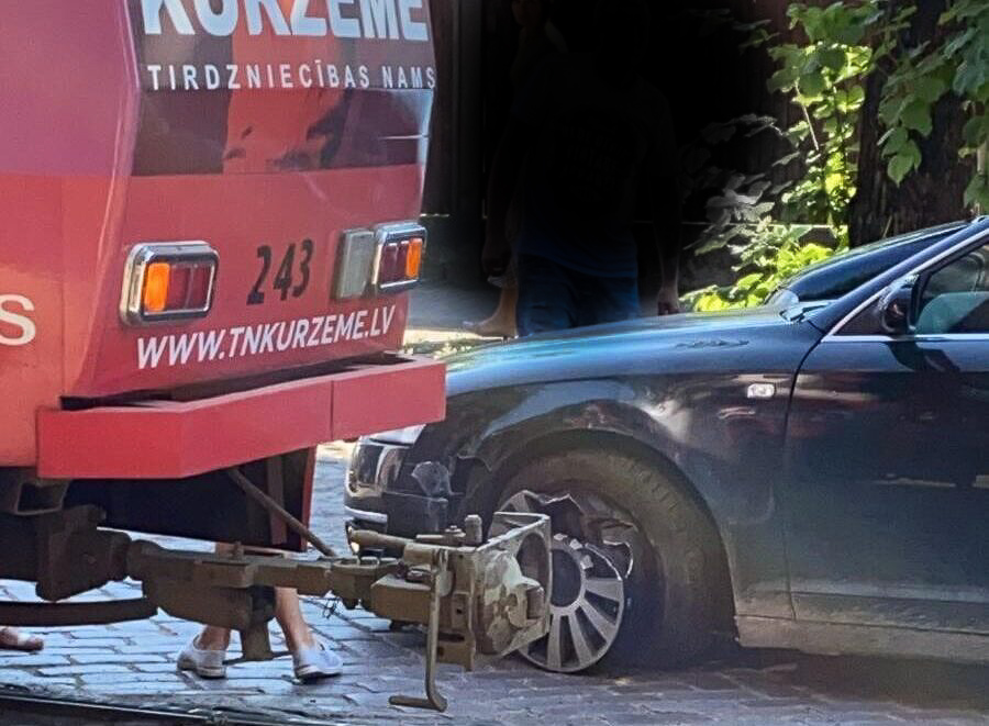 “Audi” izraisa sadursmi ar tramvaju