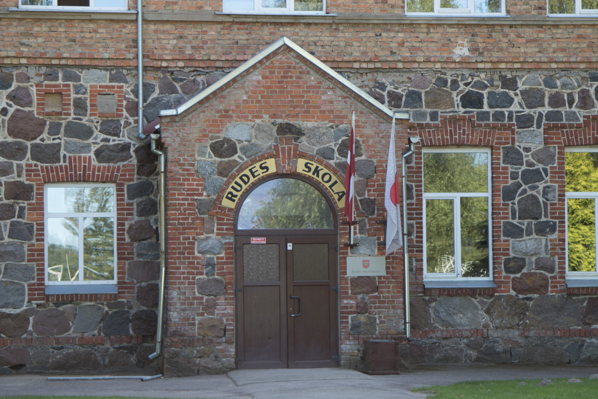 Rudes skola tikusi pie saimniekiem