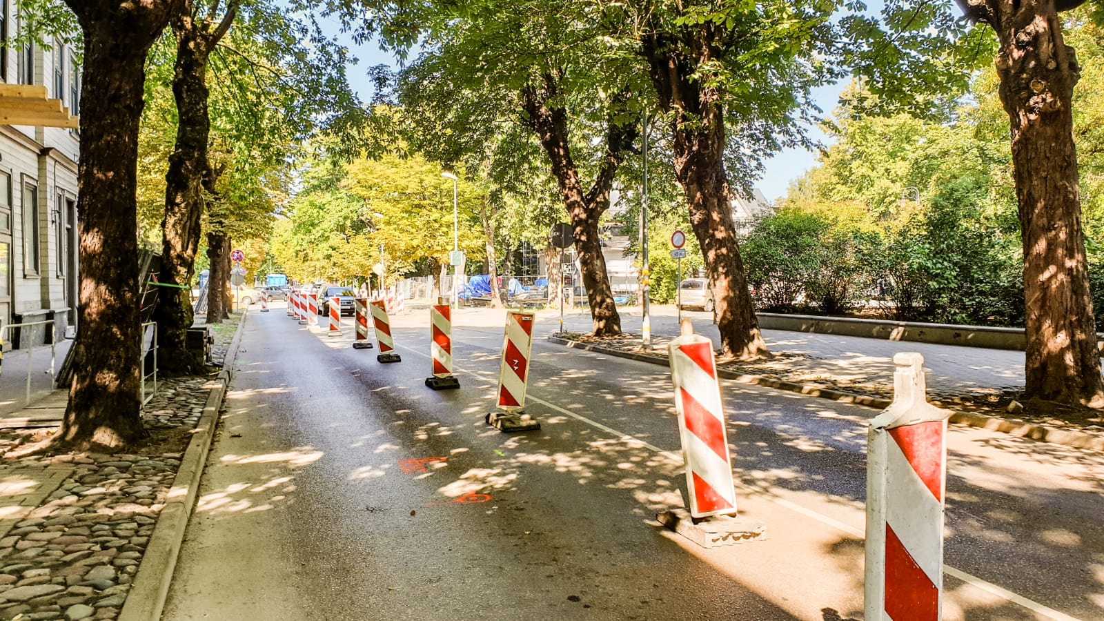 Izbūvējot siltumtrasi, uz laiku daļēji slēdz satiksmi Peldu ielā