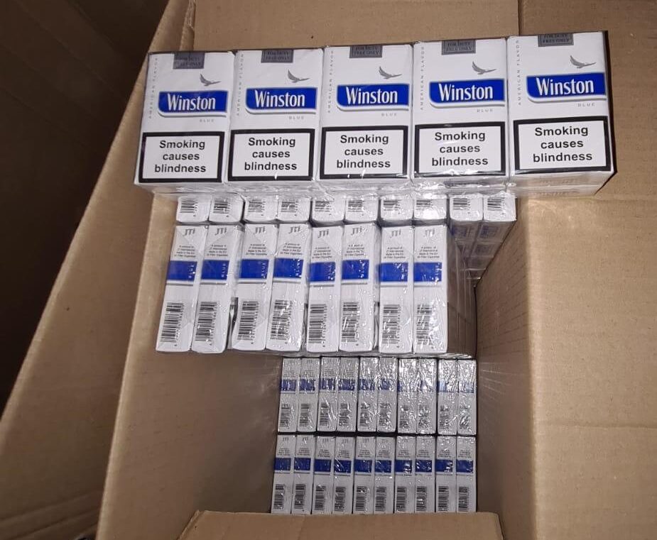 Liepājā vairākās kratīšanās atrastas 3746 nelegālo cigarešu paciņas un aizturēti četri vīrieši