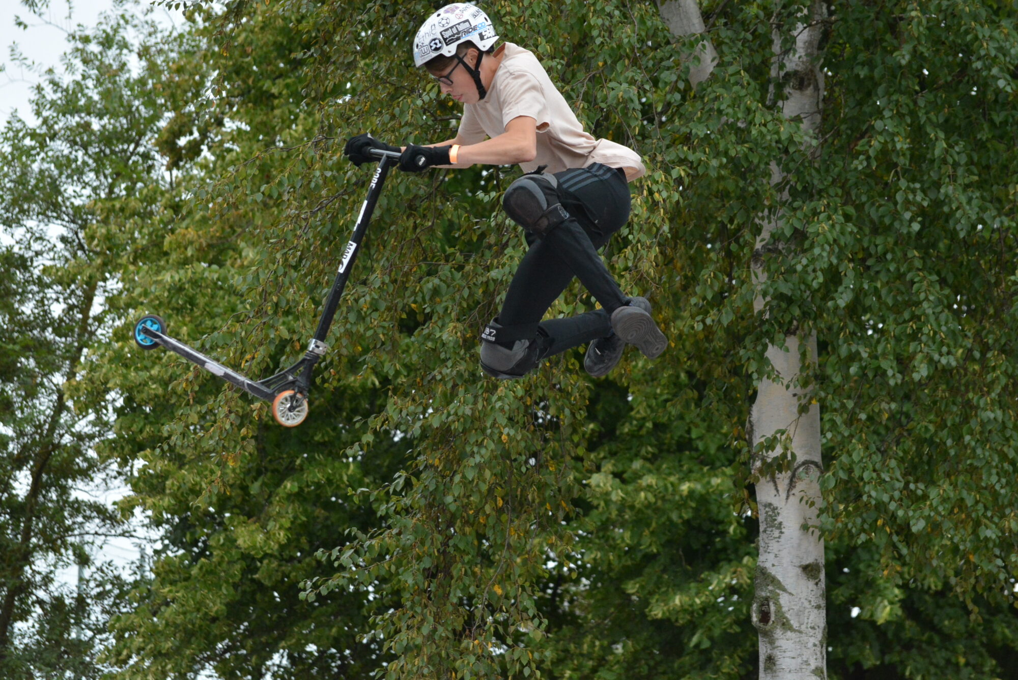 Skeitparkā pulcējas adrenalīna ķērāji. Jau septīto reizi norisinās netradicionālo sporta veidu sacensības “Mad Liepāja”