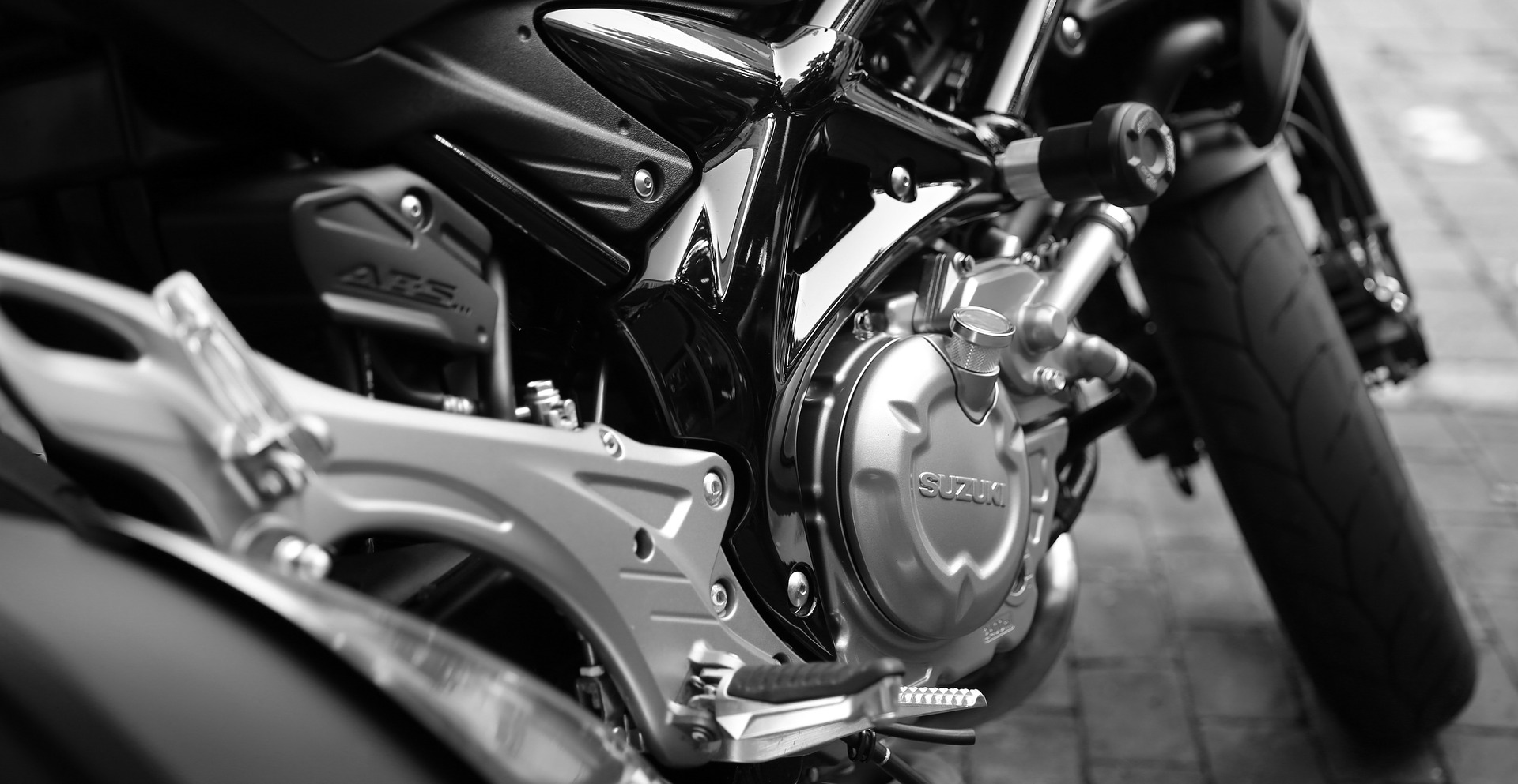 Medzē motociklists krīt un nonāk slimnīcā