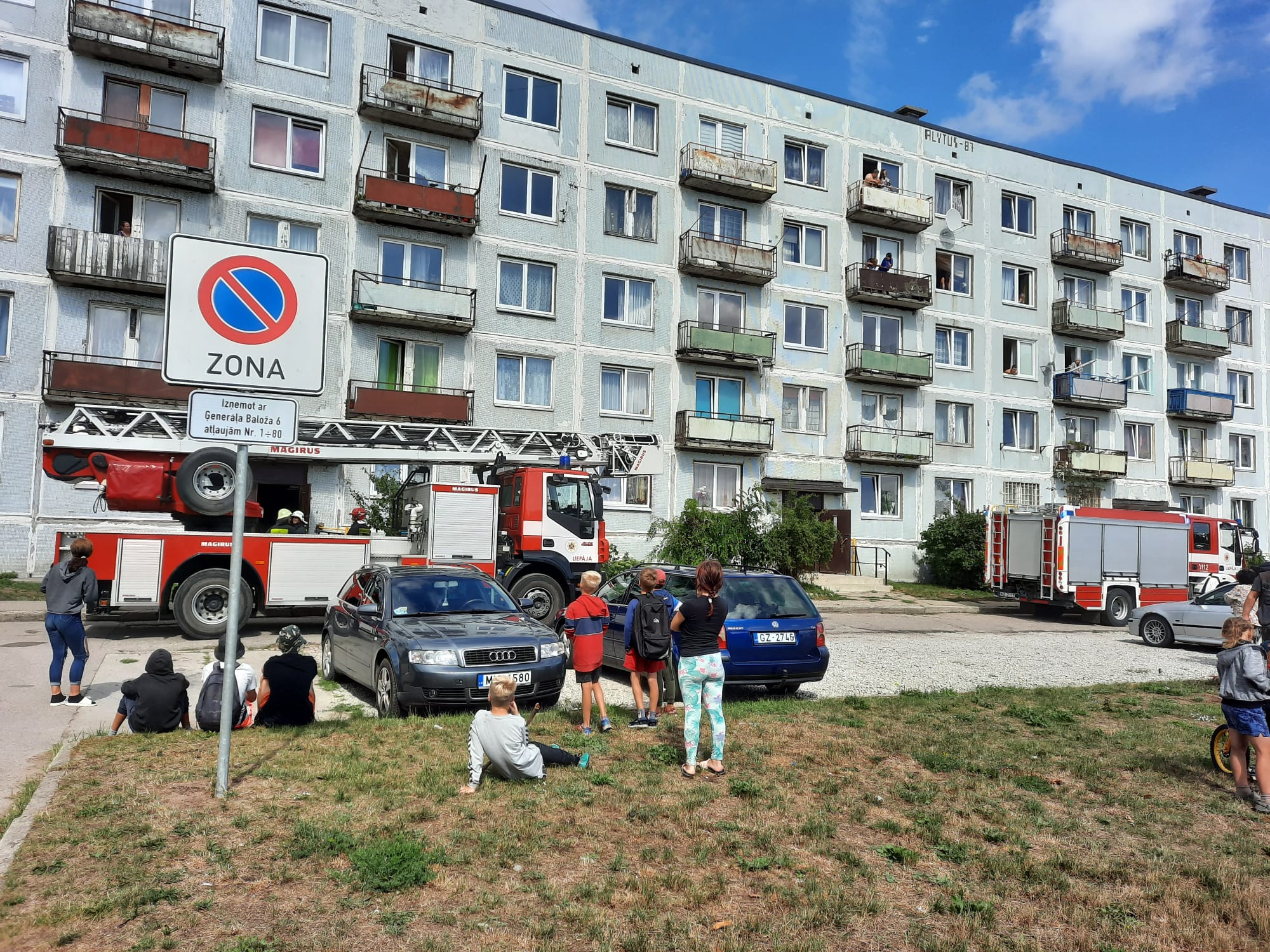 Maldina glābējus, izbrauc trīs mašīnas