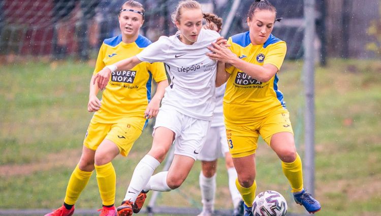 “Liepājas Futbola skola” galotnē uzvar “Super Nova/RTU” un turpina cīņu par medaļām