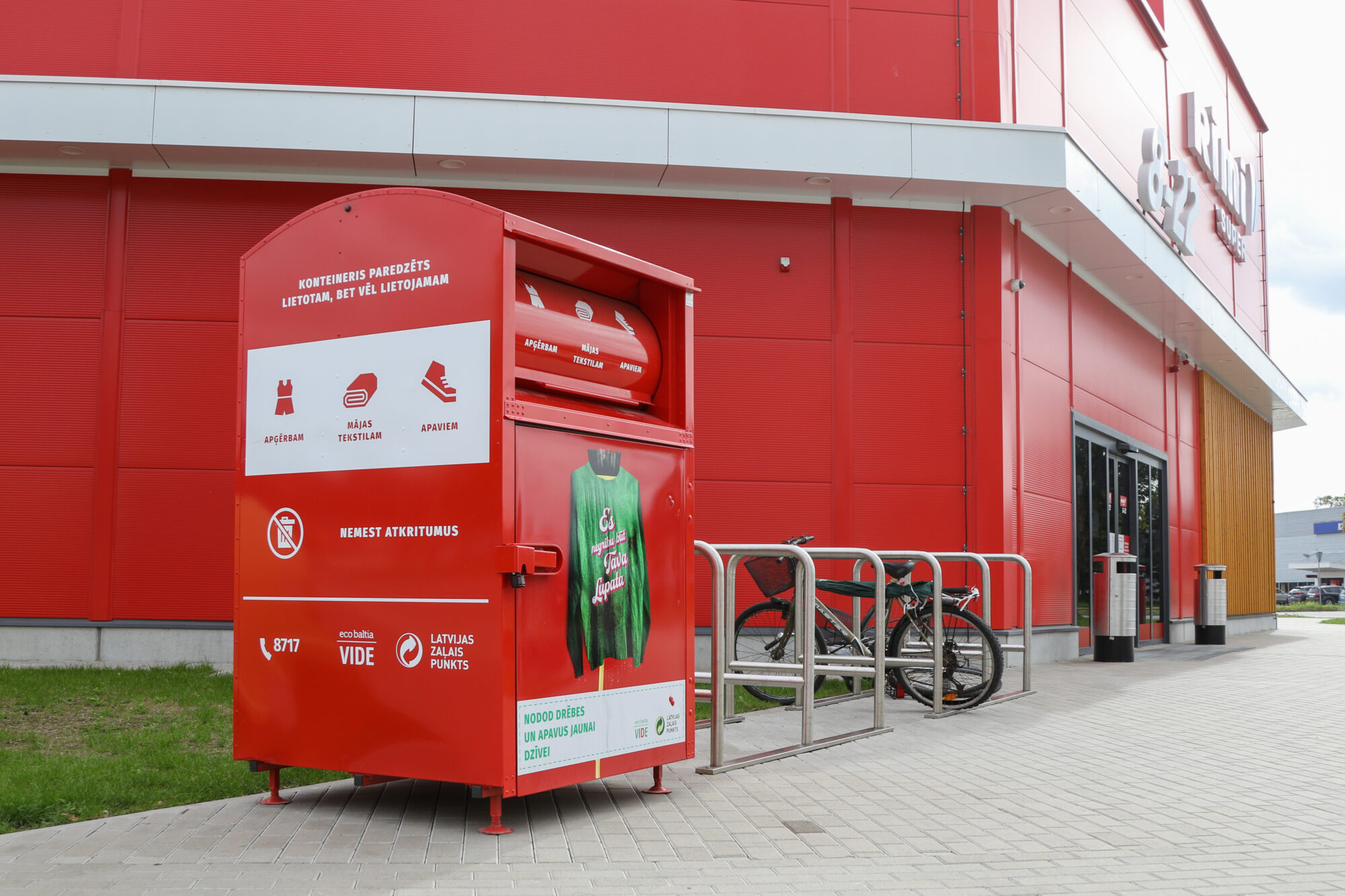 Tekstila šķirošanas konteiners novietots Ziemeļu ielā