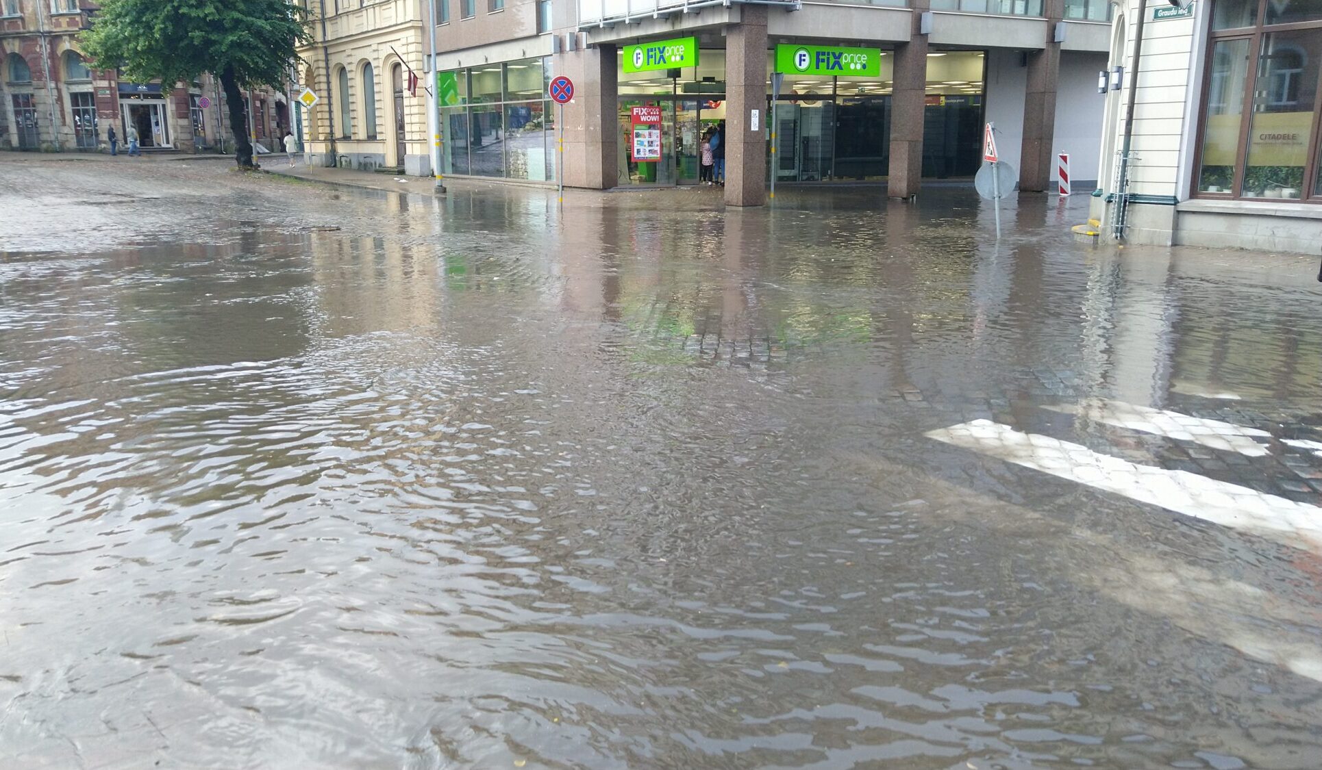 Kurzemē daudzviet spēcīgi līst; Liepājas ostā reģistrētas brāzmas līdz 26 m/s