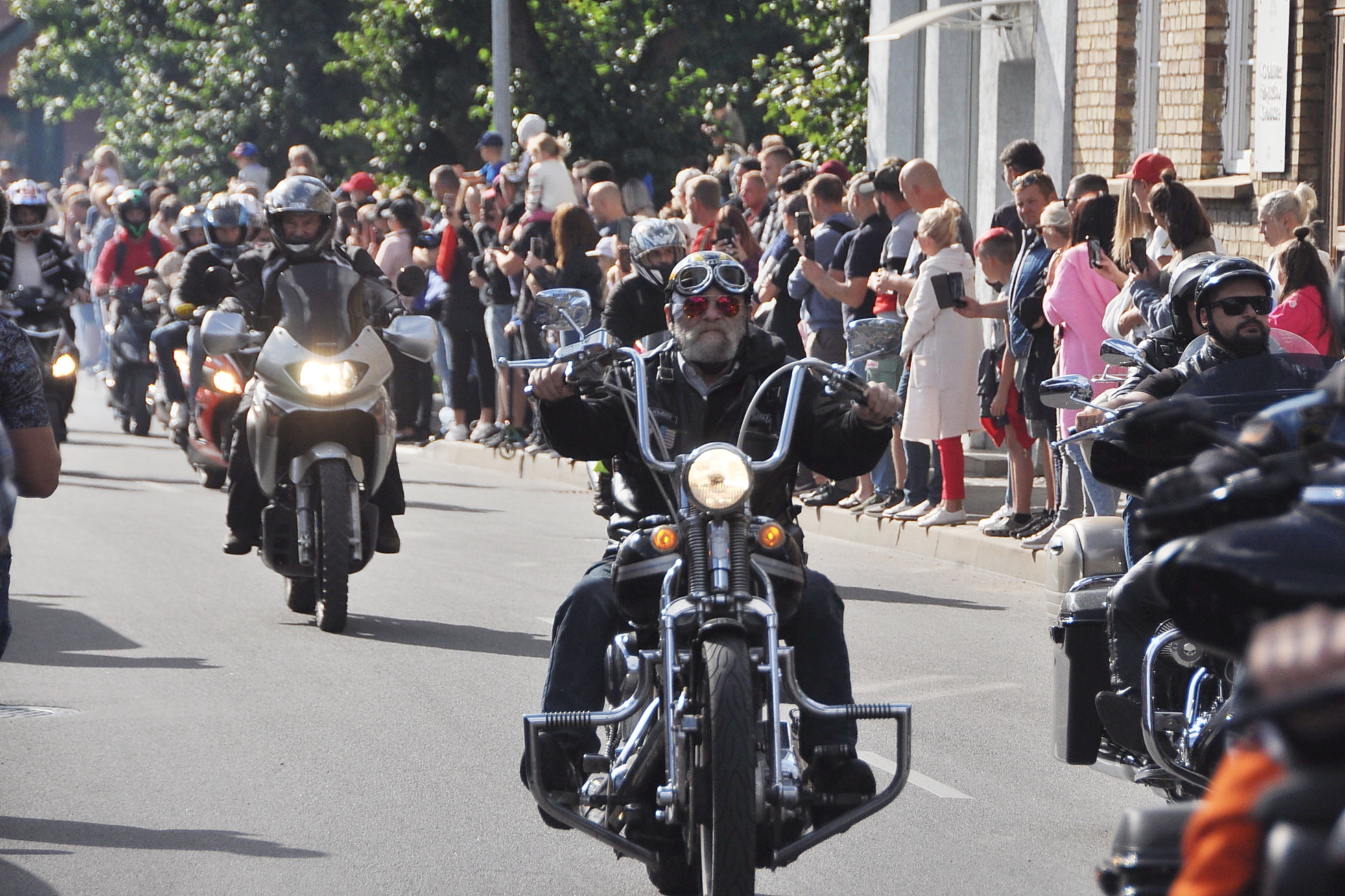 ”Seeburg bikerland” rūciens Grobiņā pulcē daudz dalībnieku un skatītāju