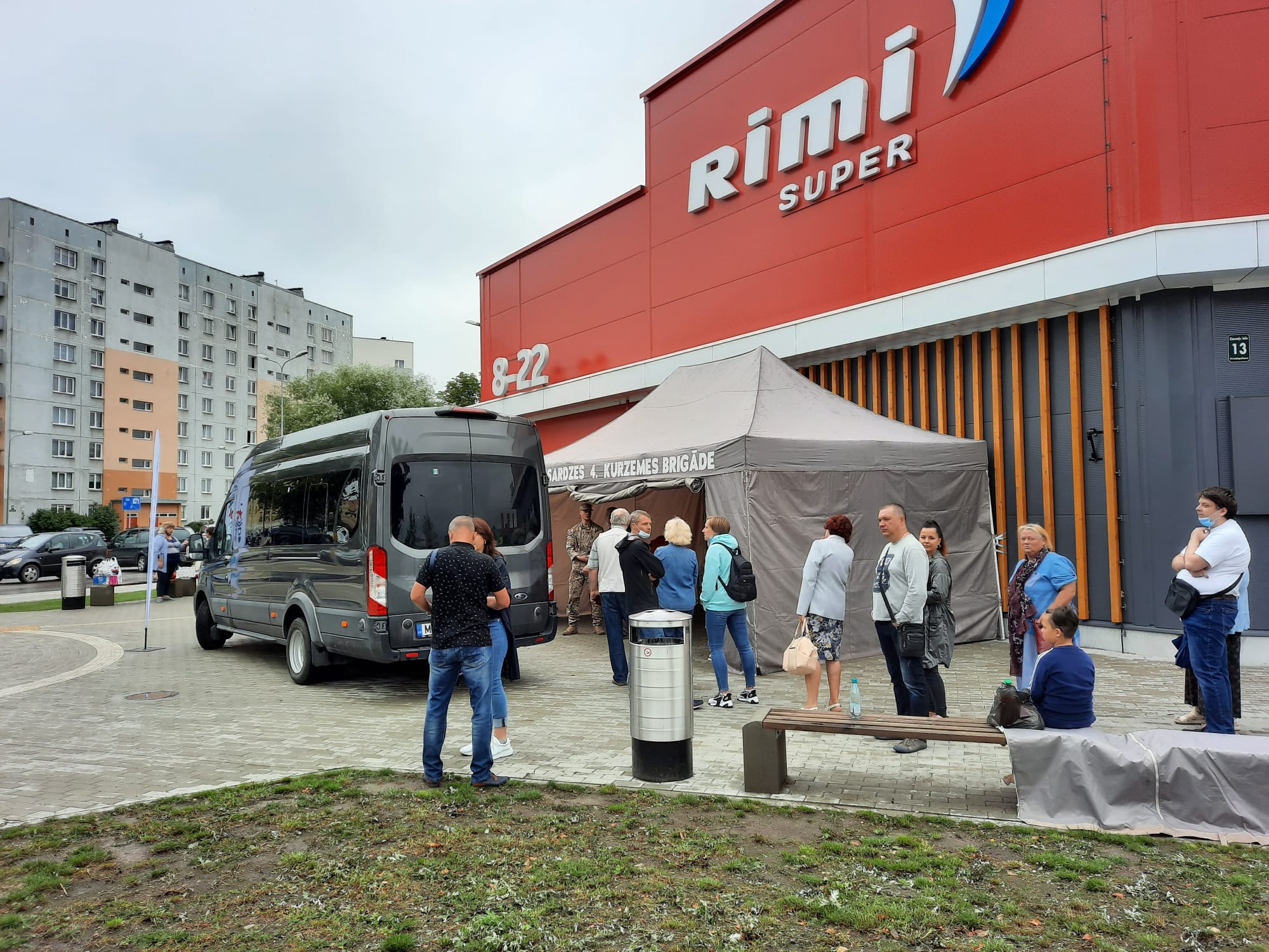 Covid-19 mobilajā punktā Laumas mikrorajonā potējas, lai brauktu uz ārvalstīm
