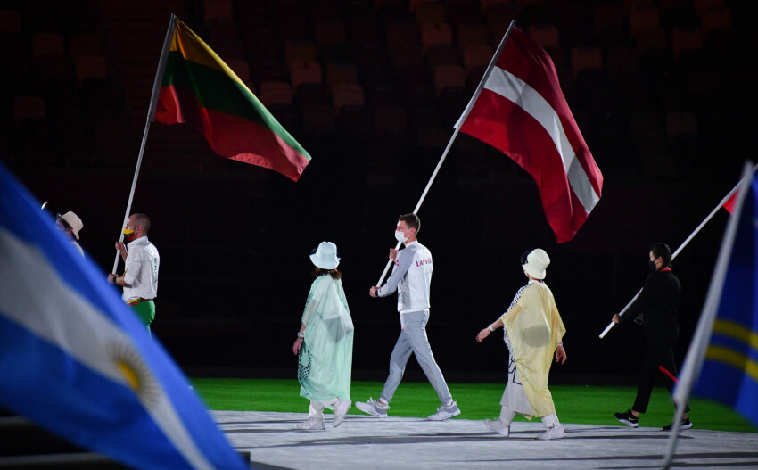 Tokijā noslēgušās olimpiskās spēles, Latvijas karogu ceremonijā nes Švecovs