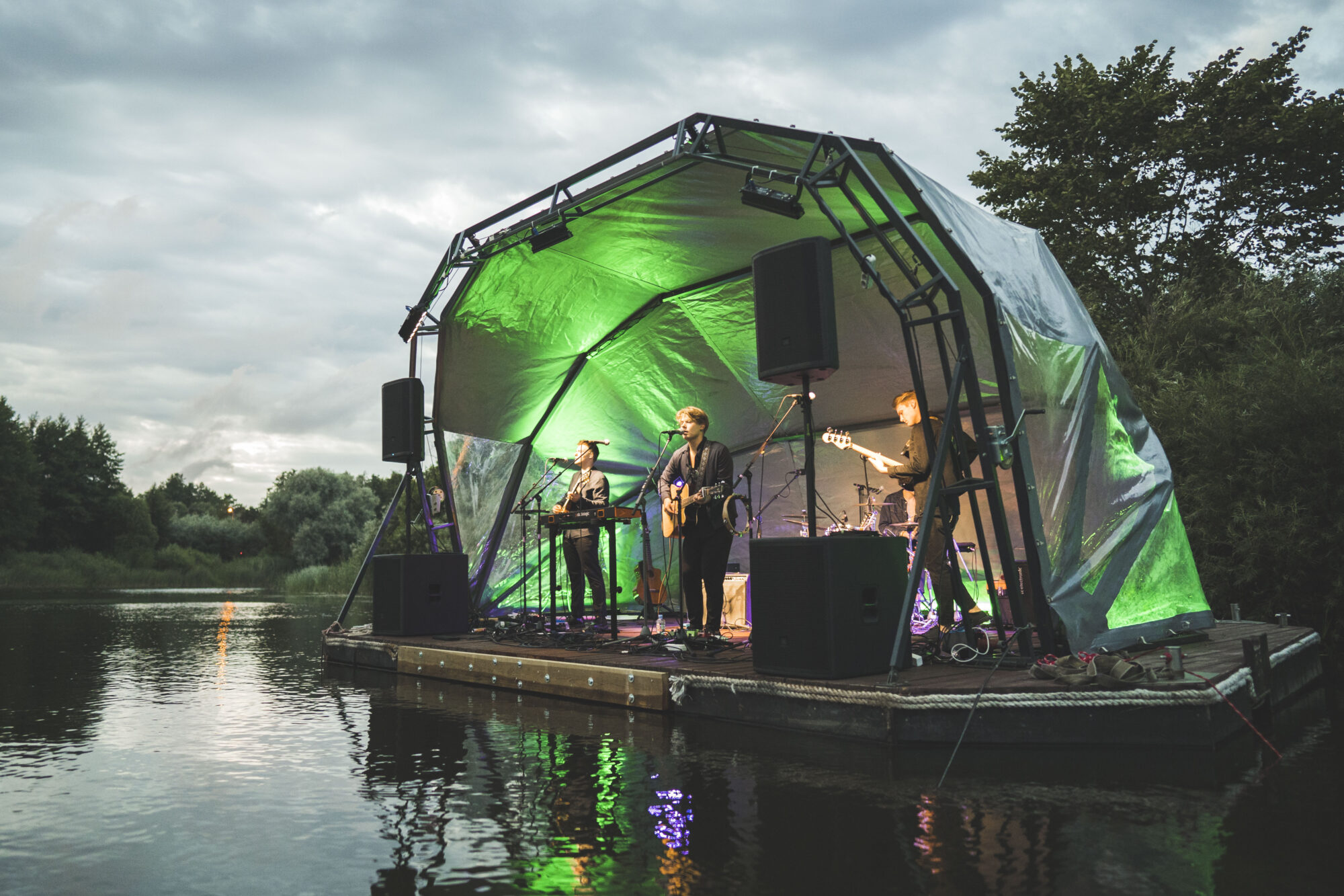 Foto: Liepājas ezera koncertciklu atklāj ”Sudden Lights” un ANNNA