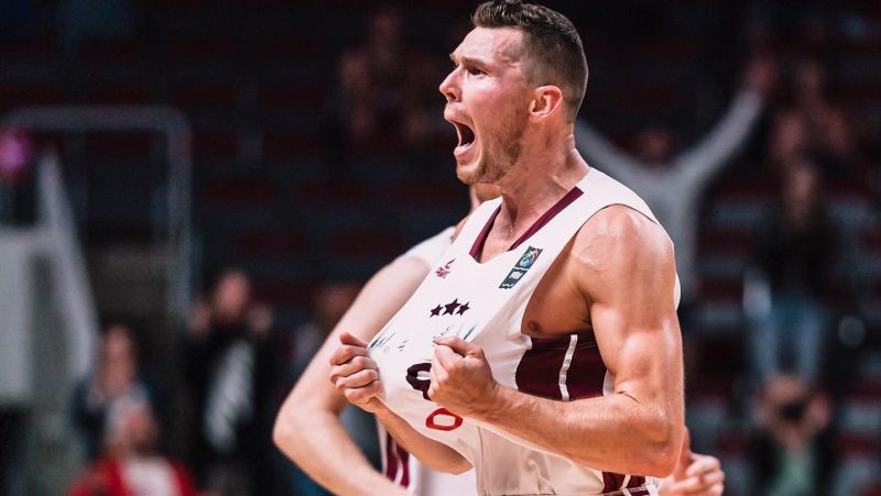 Latvijas basketbolisti PK priekškvalifikācijas otrajā spēlē grūtā cīņā uzvar Baltkrieviju