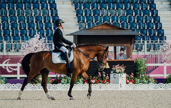 Snikus Tokijas paralimpiskajās spēlēs jāšanas sportā iejādē brīvā stila disciplīnā izcīna sudrabu