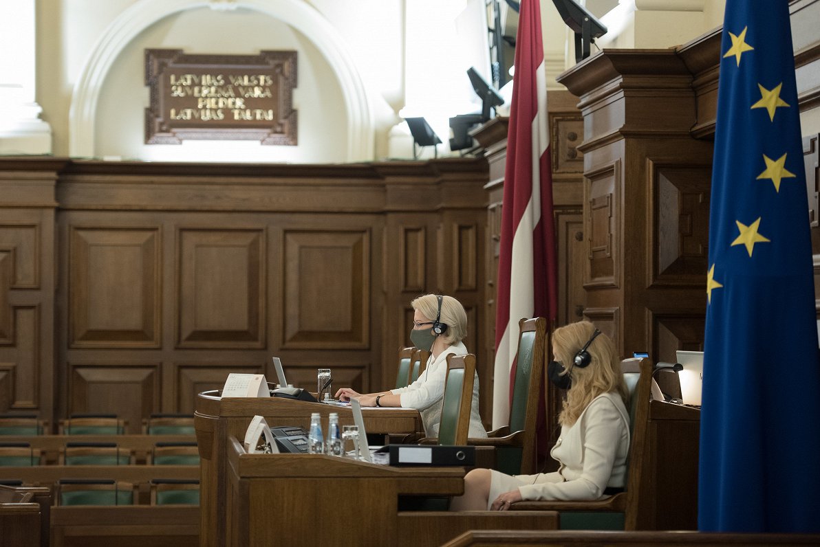 Parlamentārieši konceptuāli atbalsta obligāto vakcināciju Saeimas deputātiem
