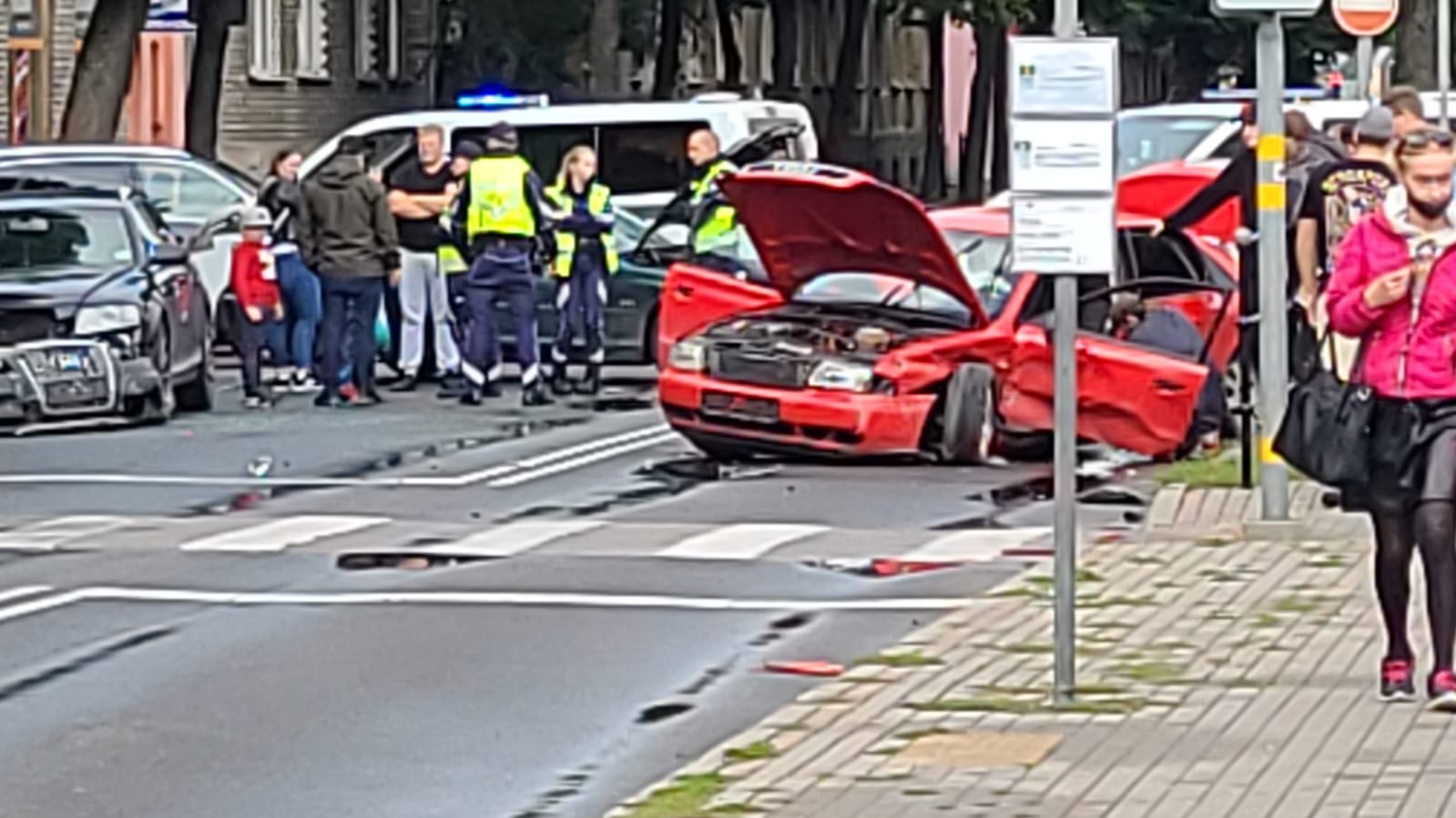 Brīvības ielā smaga avārija; cietuši pieci cilvēki