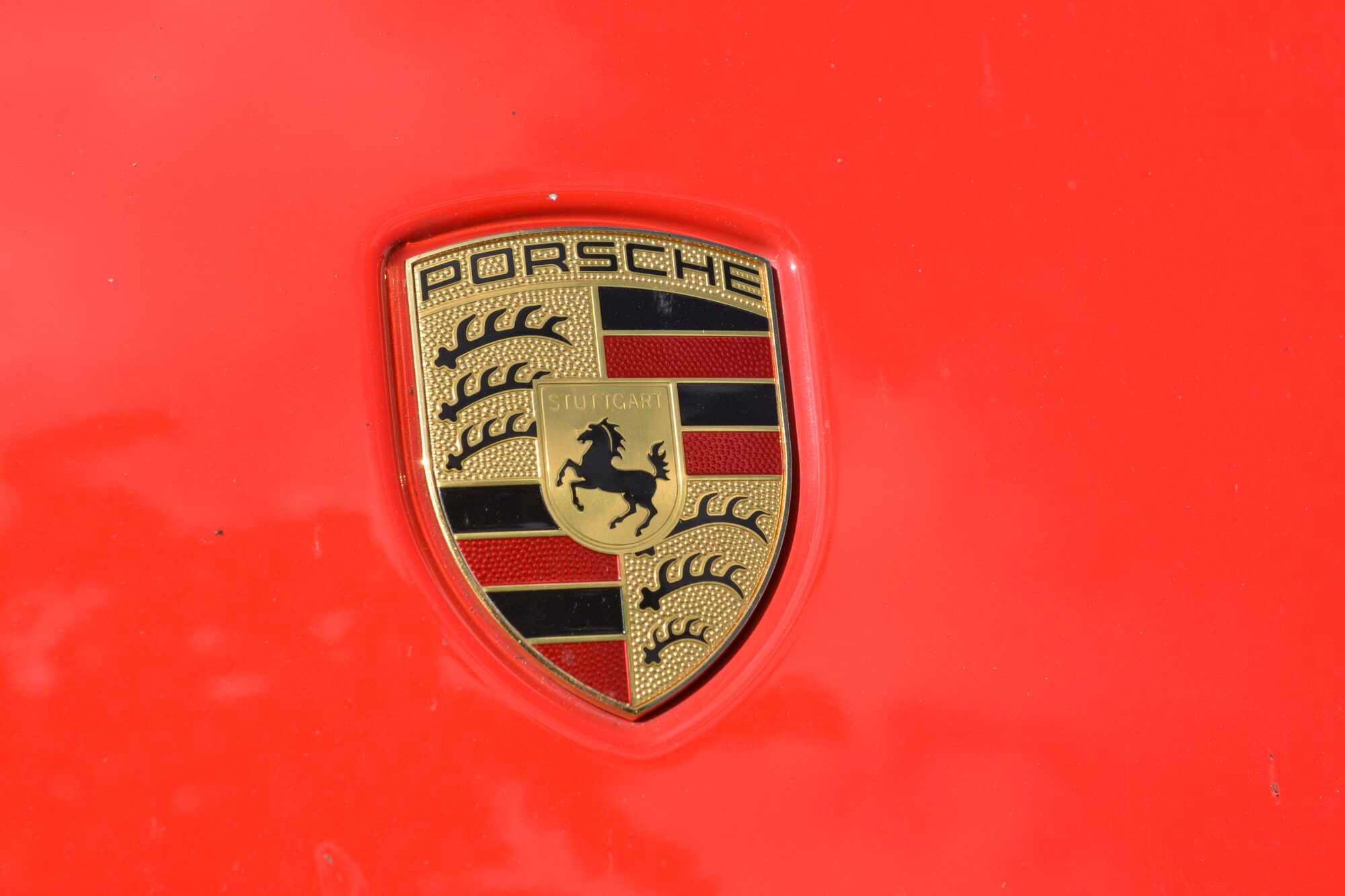 “Porsche” vadītājs nedod ceļu un izraisa avāriju
