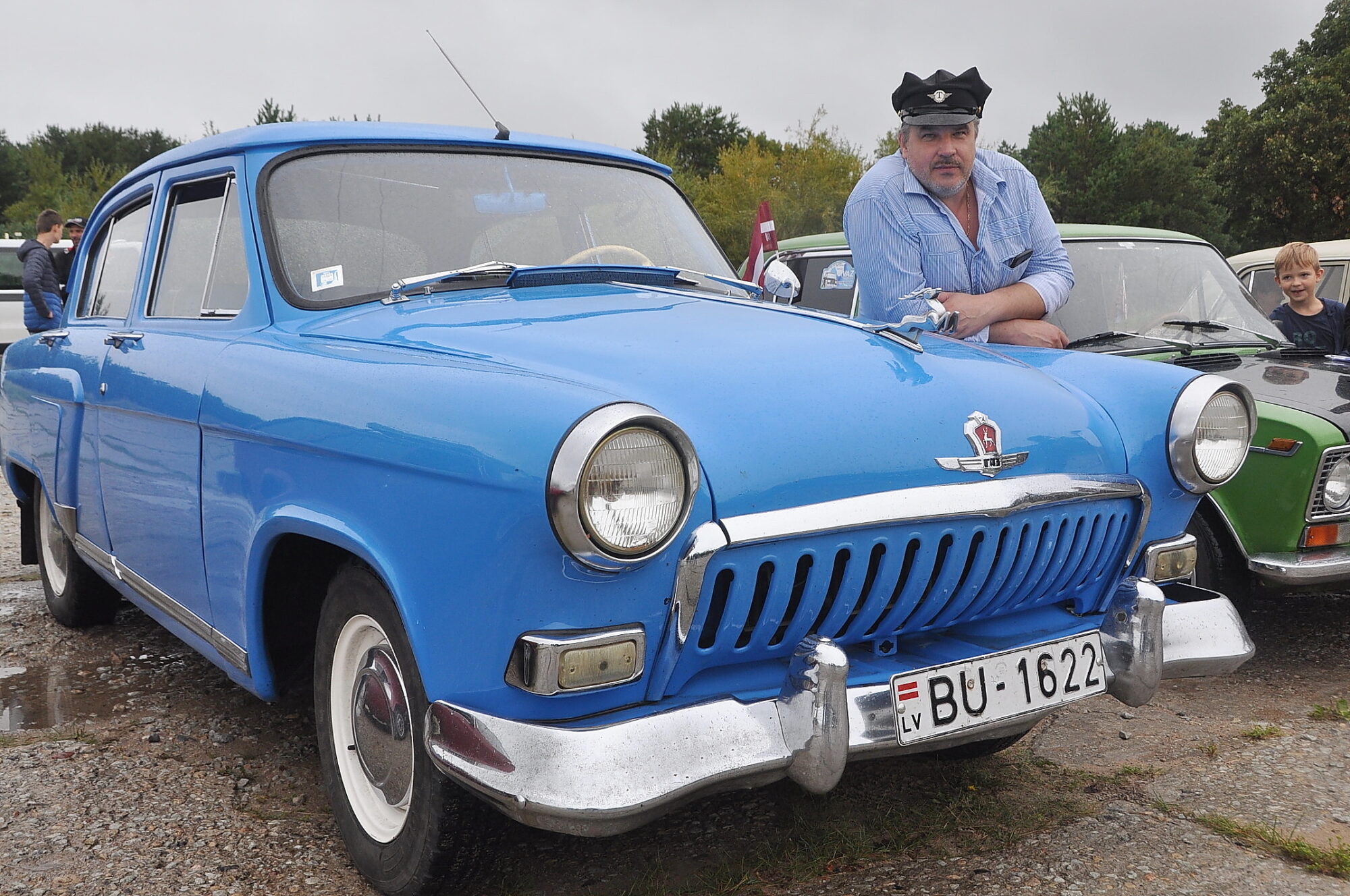 Lēnā un vēsturiskā garā pa Karostas ielām. Retro spēkratu parādē pulcējas dažādu desmitgažu, ražotājvalstu un marku auto