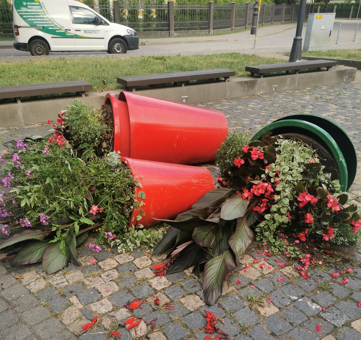Vandaļi posta puķu podus pie Gulbju dīķa