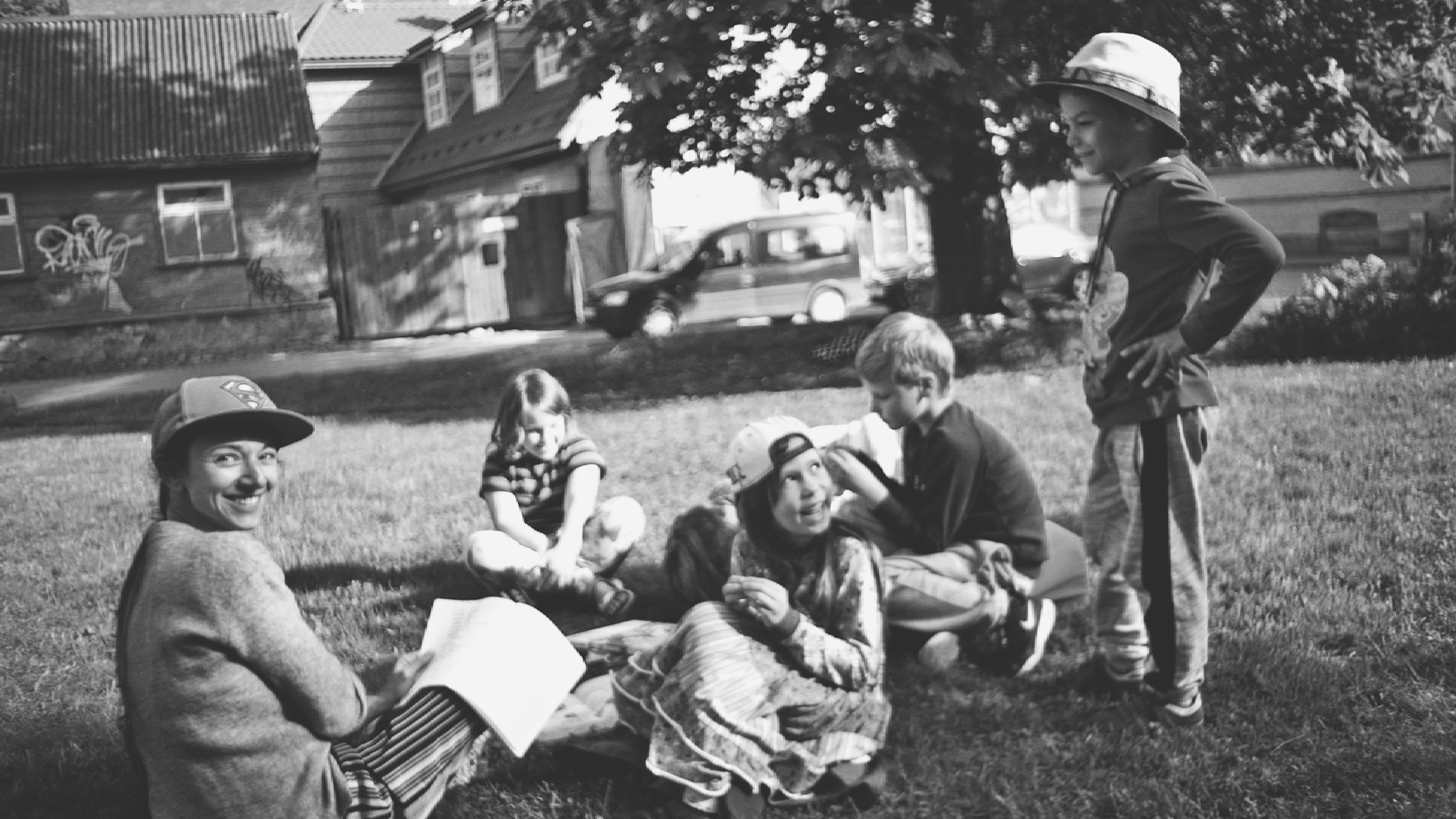 Liepājā notiks pirmizrāde horeogrāfes Kristīnes Brīniņas dokumentālai dejas izrādei “Izdzīvot bērnus”