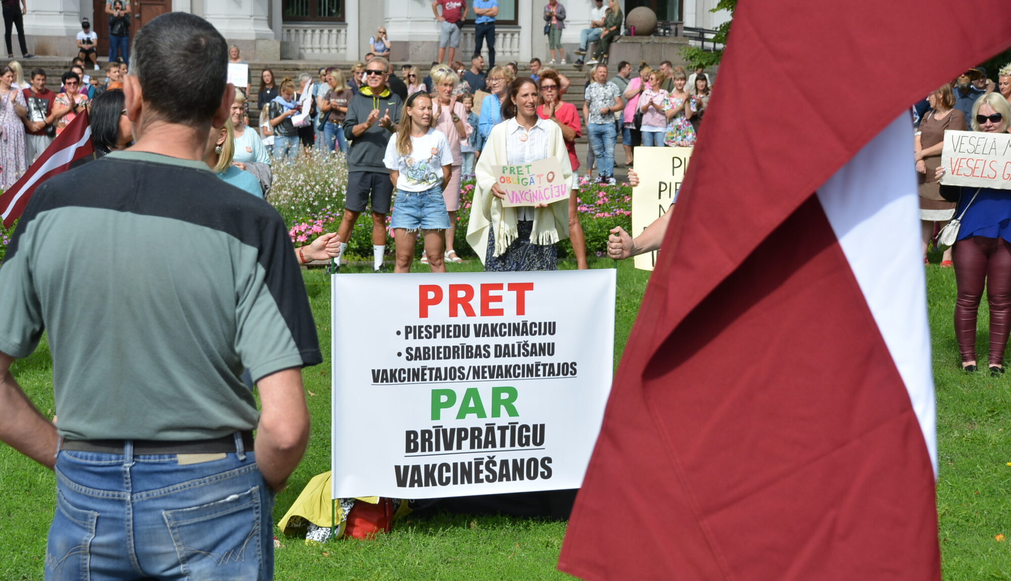 Ap 300 liepājnieku vienojas protestā pret obligātu vakcināciju
