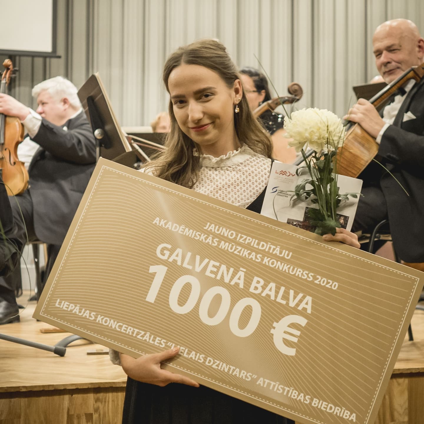 Helēna Eglīte saņem jauno izpildītāju akadēmiskās mūzikas konkursa galveno balvu