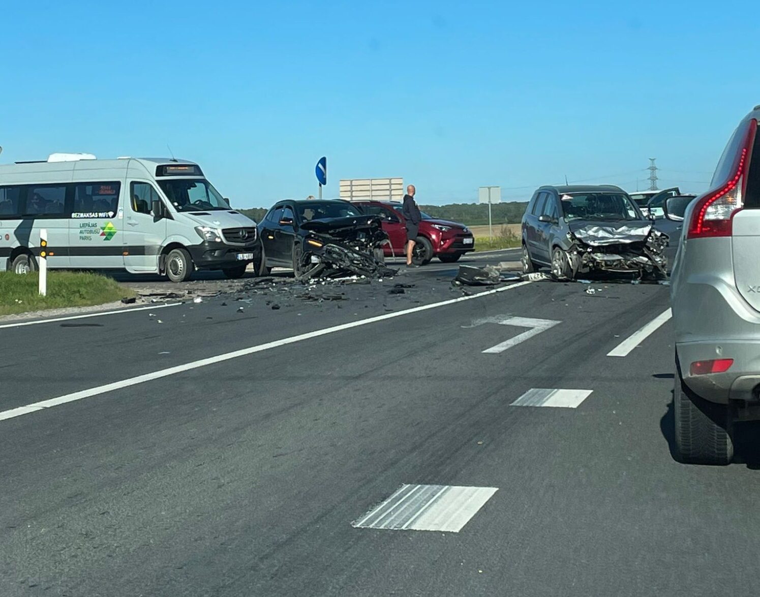 Uz Liepājas šosejas trīs automašīnu sadursme