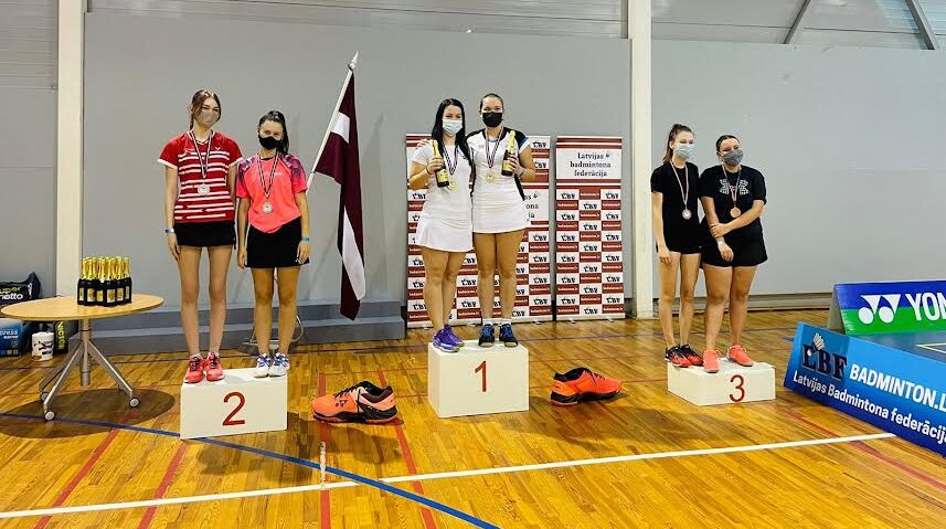 Valmierā trīs pjedestāli badmintonā