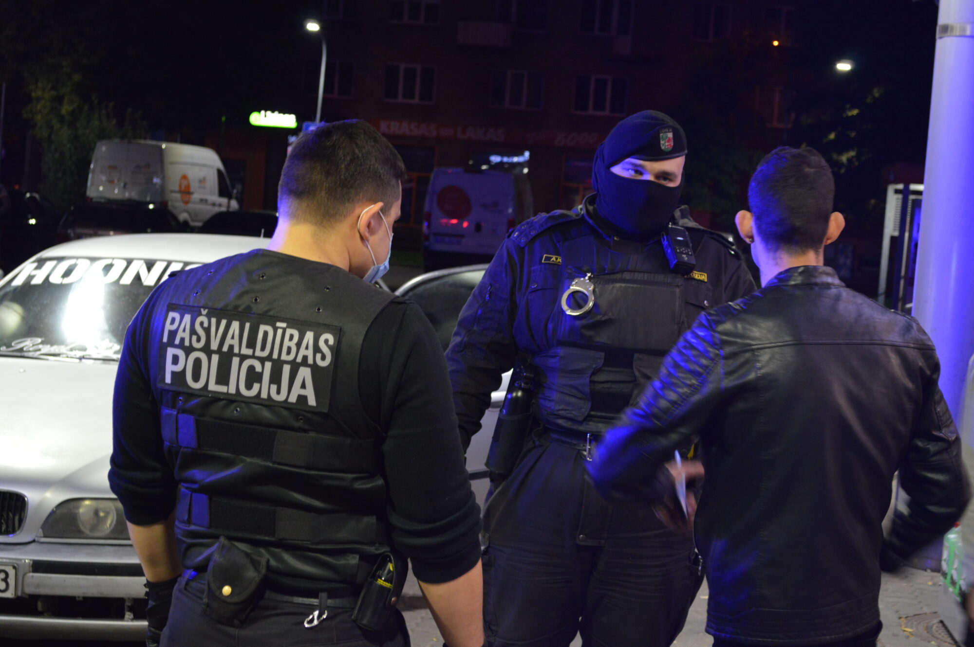“Es iznesīšu visu to viņu iecirkni ārā!” Pašvaldības policijas darbinieki cīnās ar agresīviem un iereibušiem iedzīvotājiem