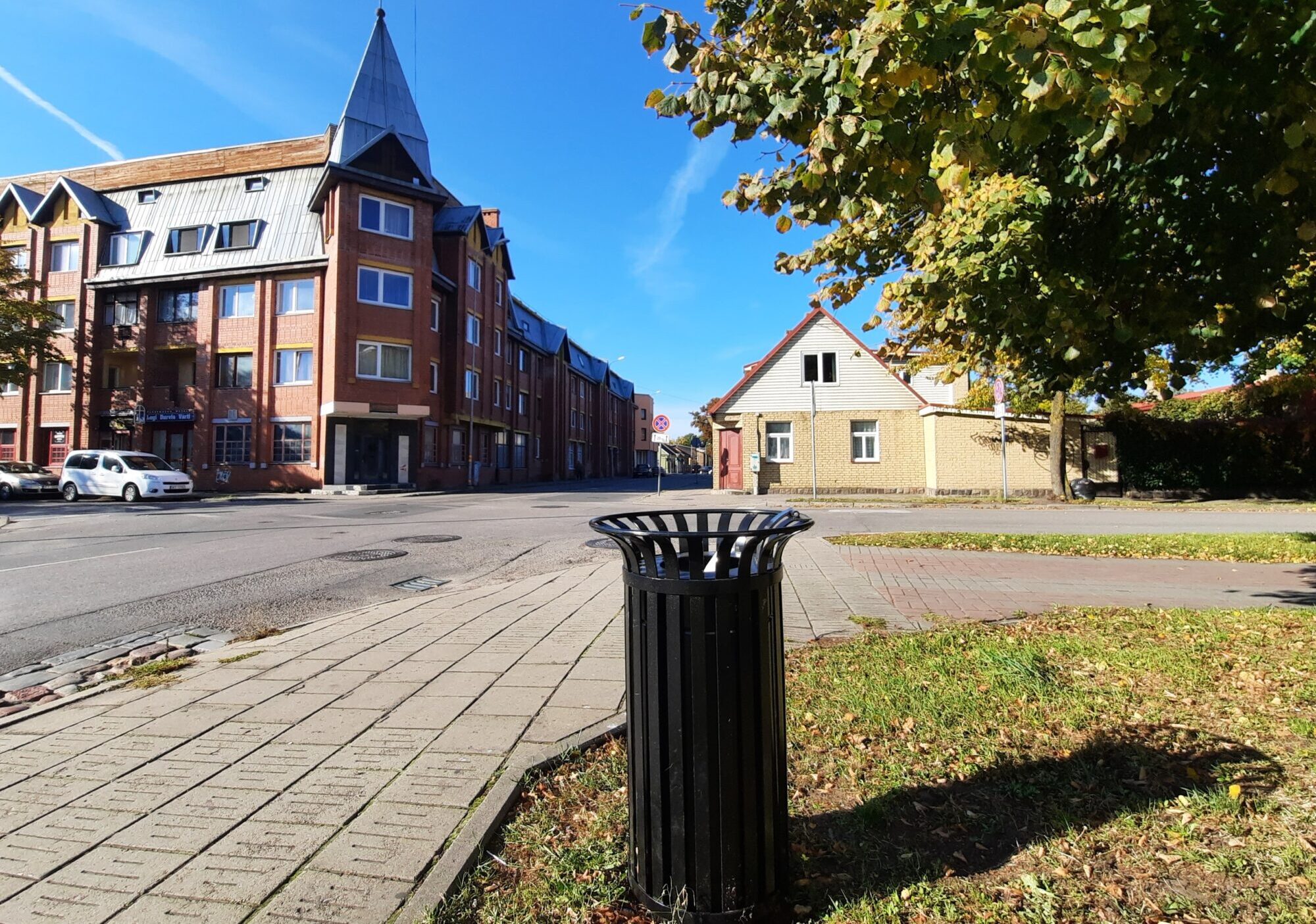 Liepājā uzstādītas jaunas atkritumu urnas