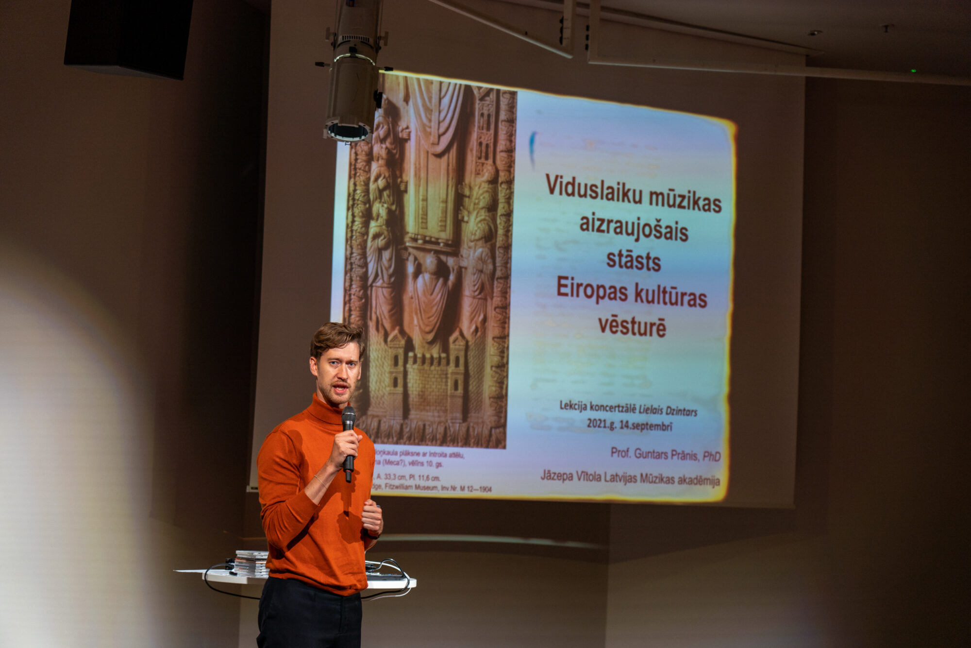 Foto: Atklāts jauns izglītojošu lekciju cikls “Dzintara muzikālo sarunu klubs”