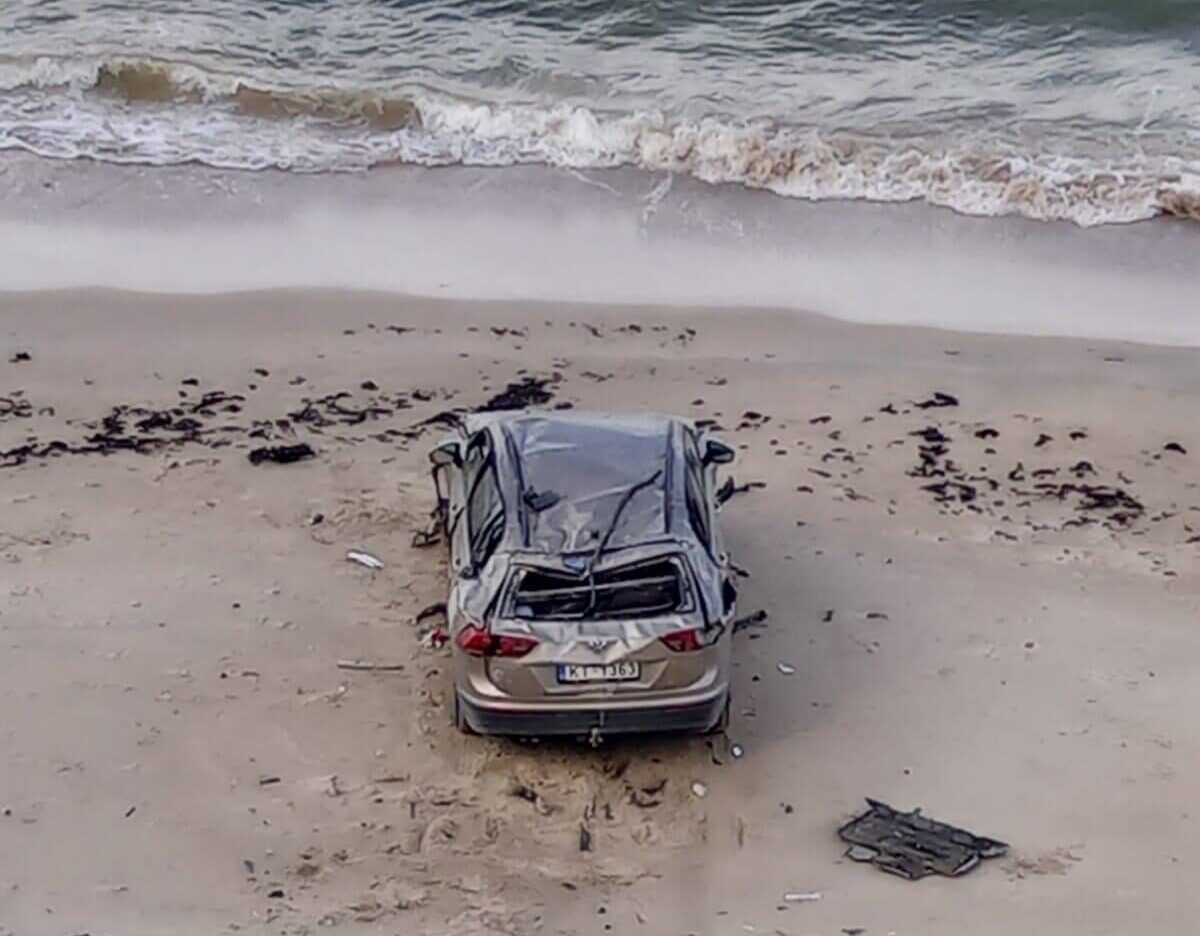 Jūrkalnē no stāvkrasta nogāžas automašīna, vadītājs gājis bojā
