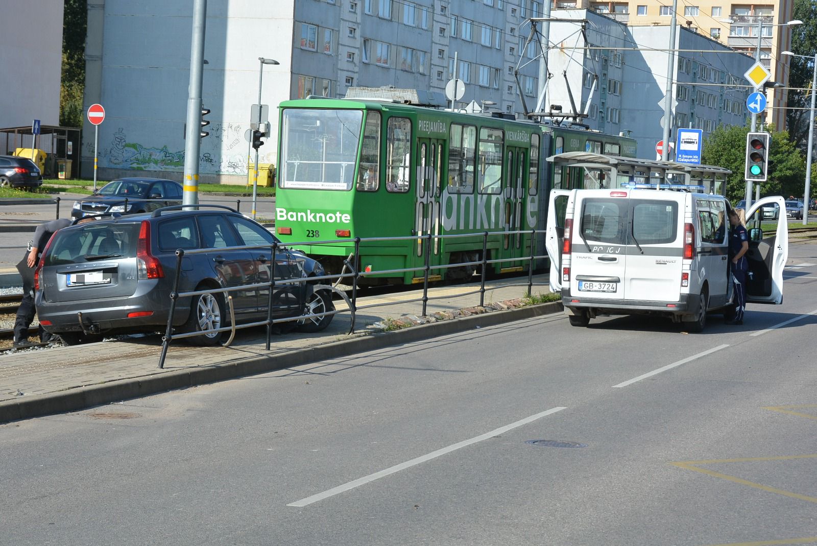 Dzērumā izraisa avāriju un bēg. M.Ķempes ielā “Volvo” vadītājs ietriecas margās