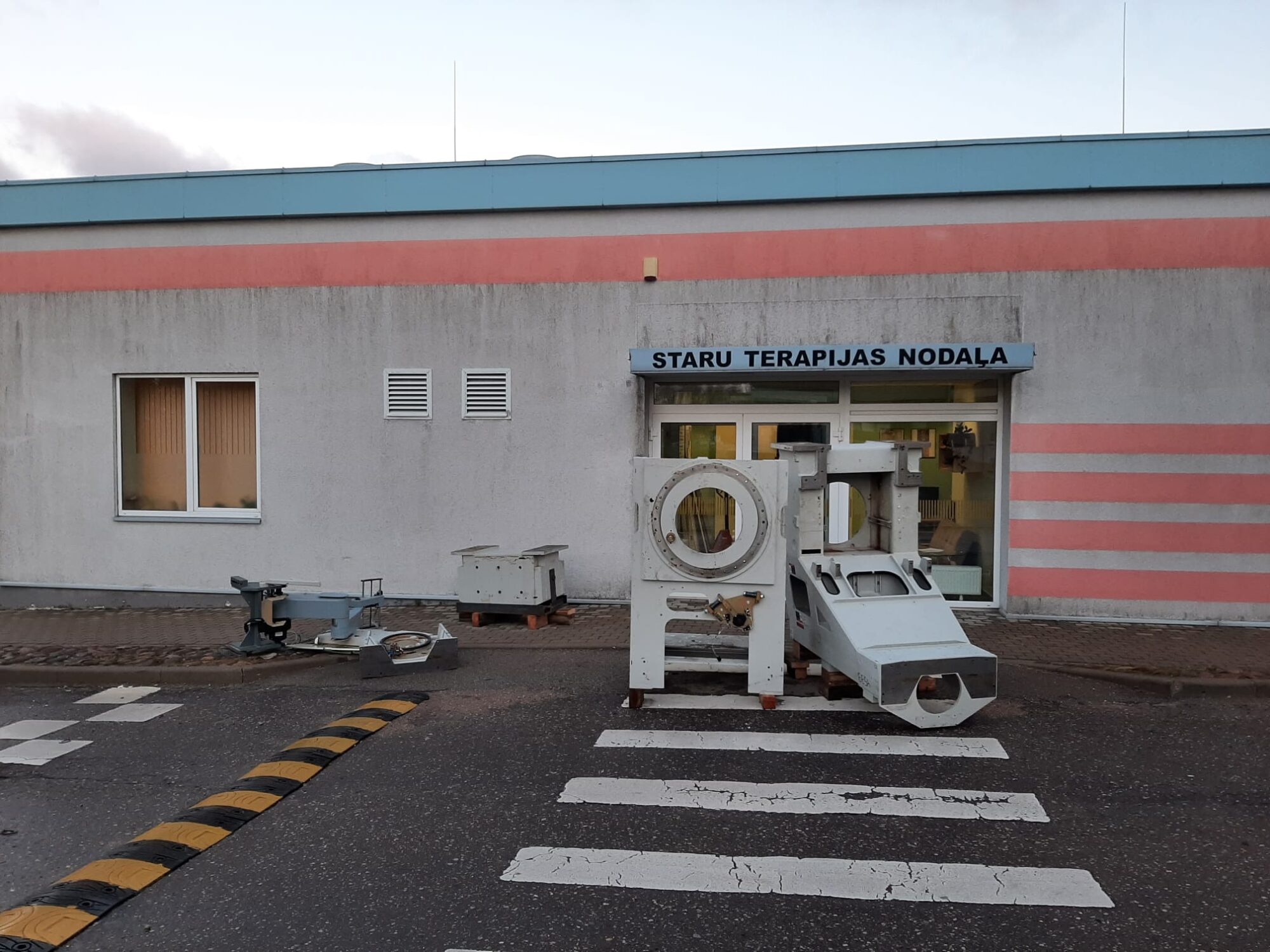 Liepājas slimnīcā demontē veco lineāro paātrinātāju