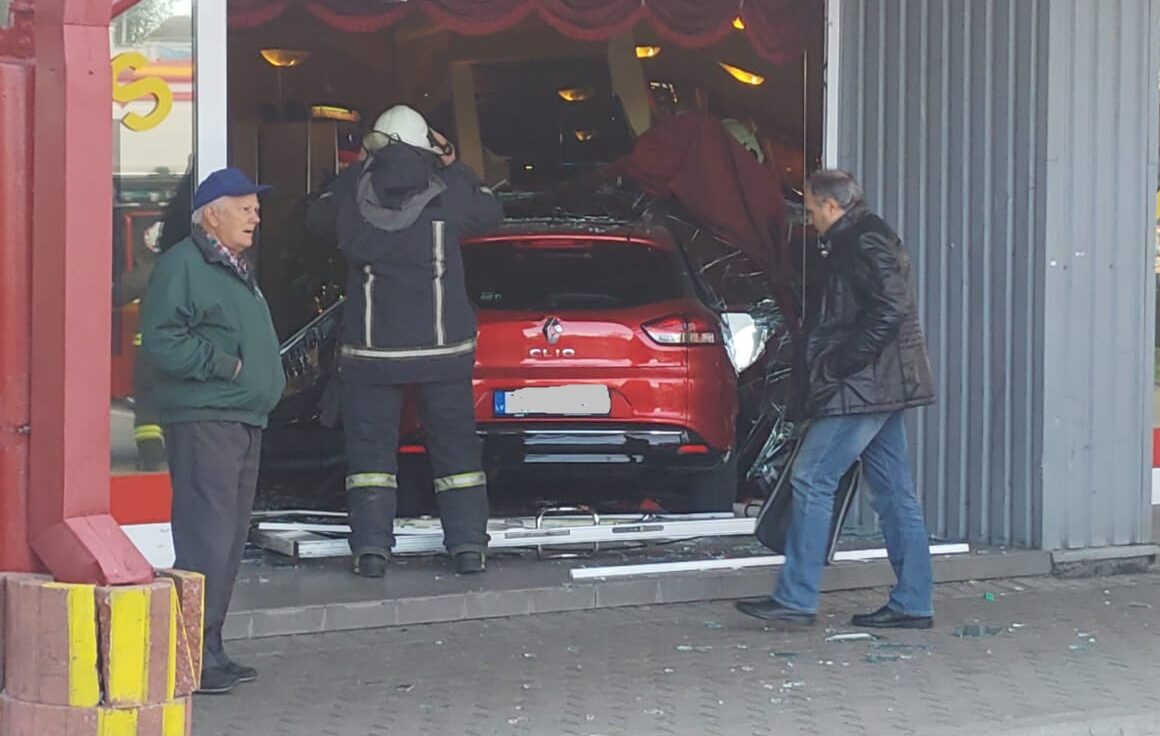 Ar automašīnu iebrauc spēļu zālē. Kas notika?