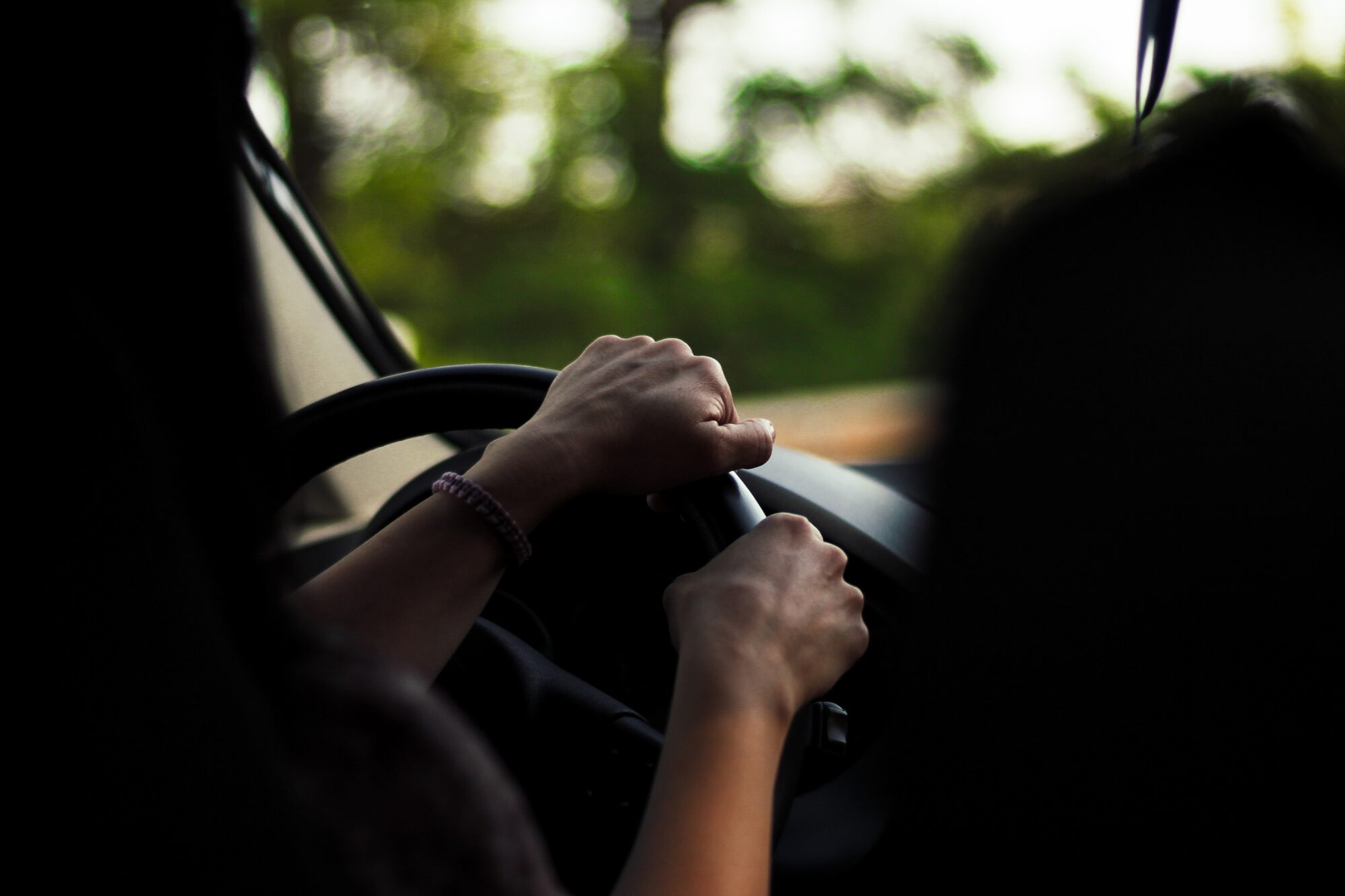 Dāma pamatīgā sutā ar auto iemēģina grāvi Gaviezes pagastā